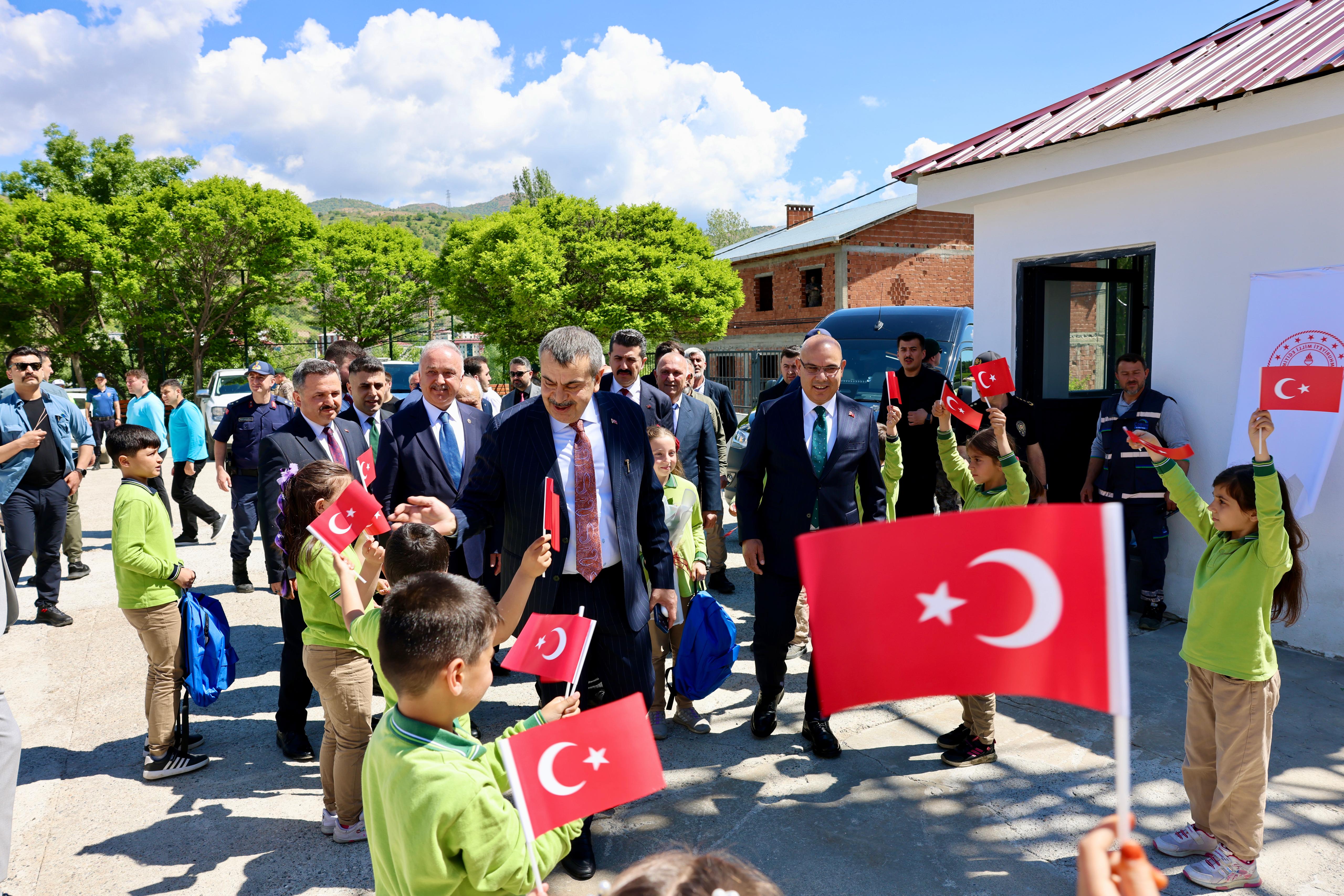 Bakan Tekin, açılış töreninde konuşma yapıyor