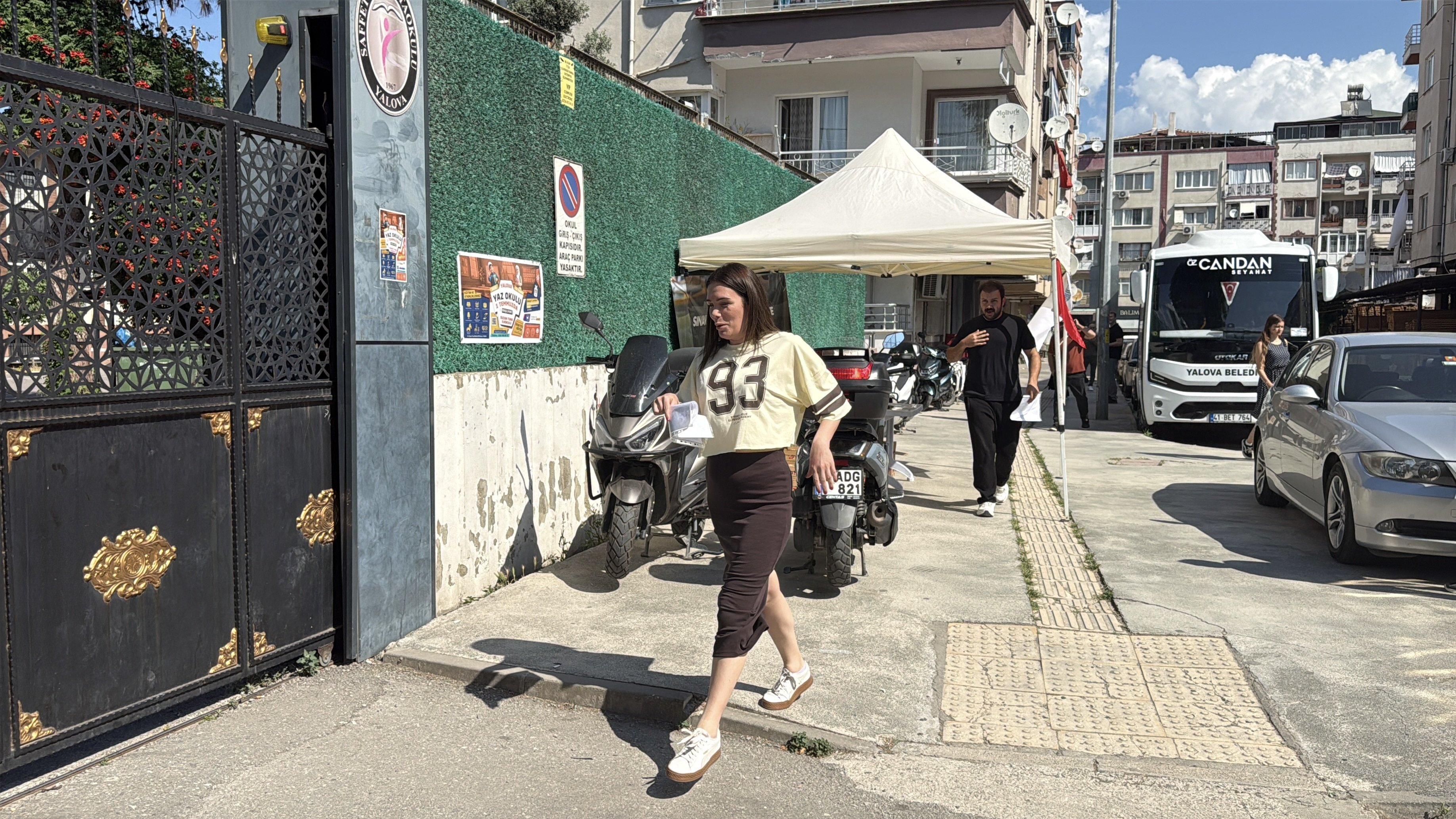 YKS sınavına koşan öğrenci