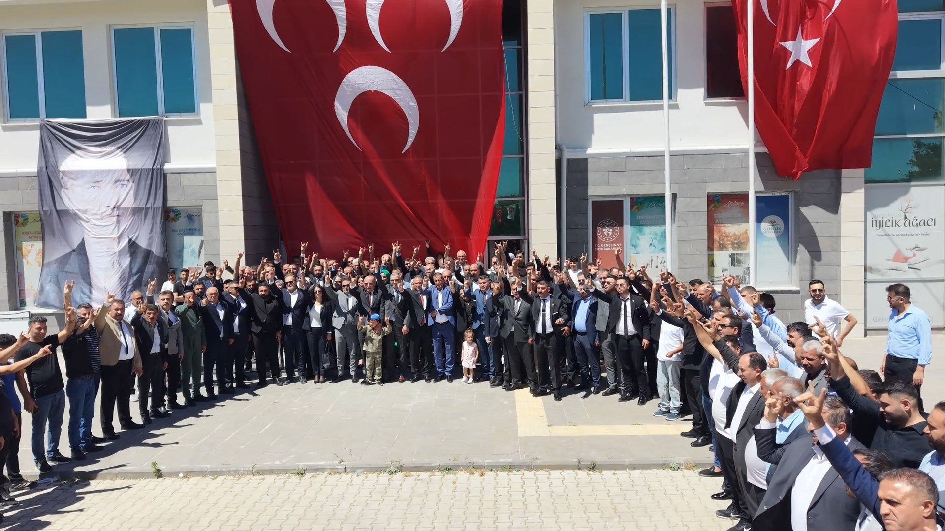 MHP Ergani İlçe Kongresi katılımcıları