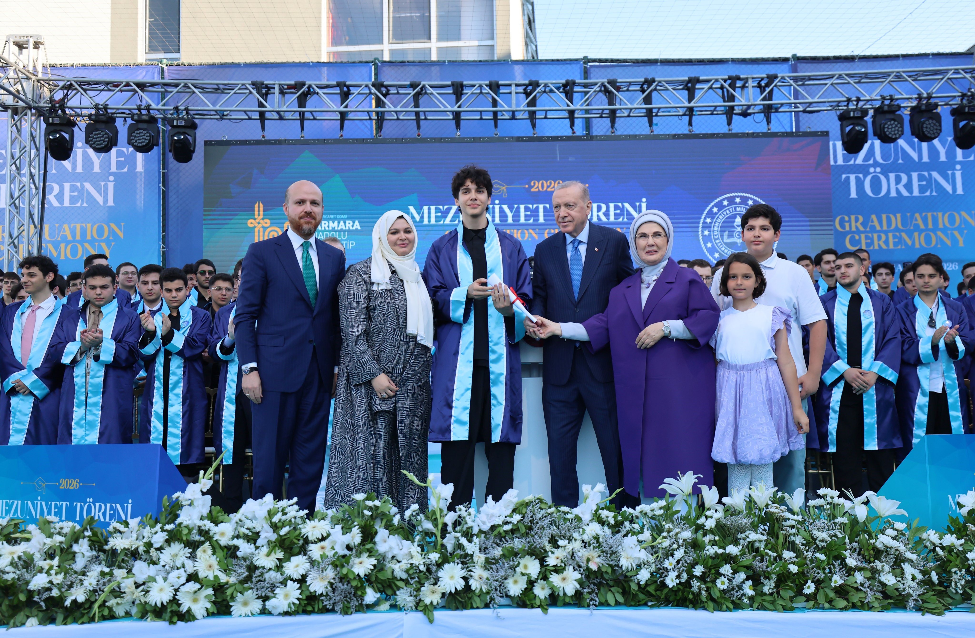 Cumhurbaşkanı Erdoğan ailesiyle mezuniyet töreninde