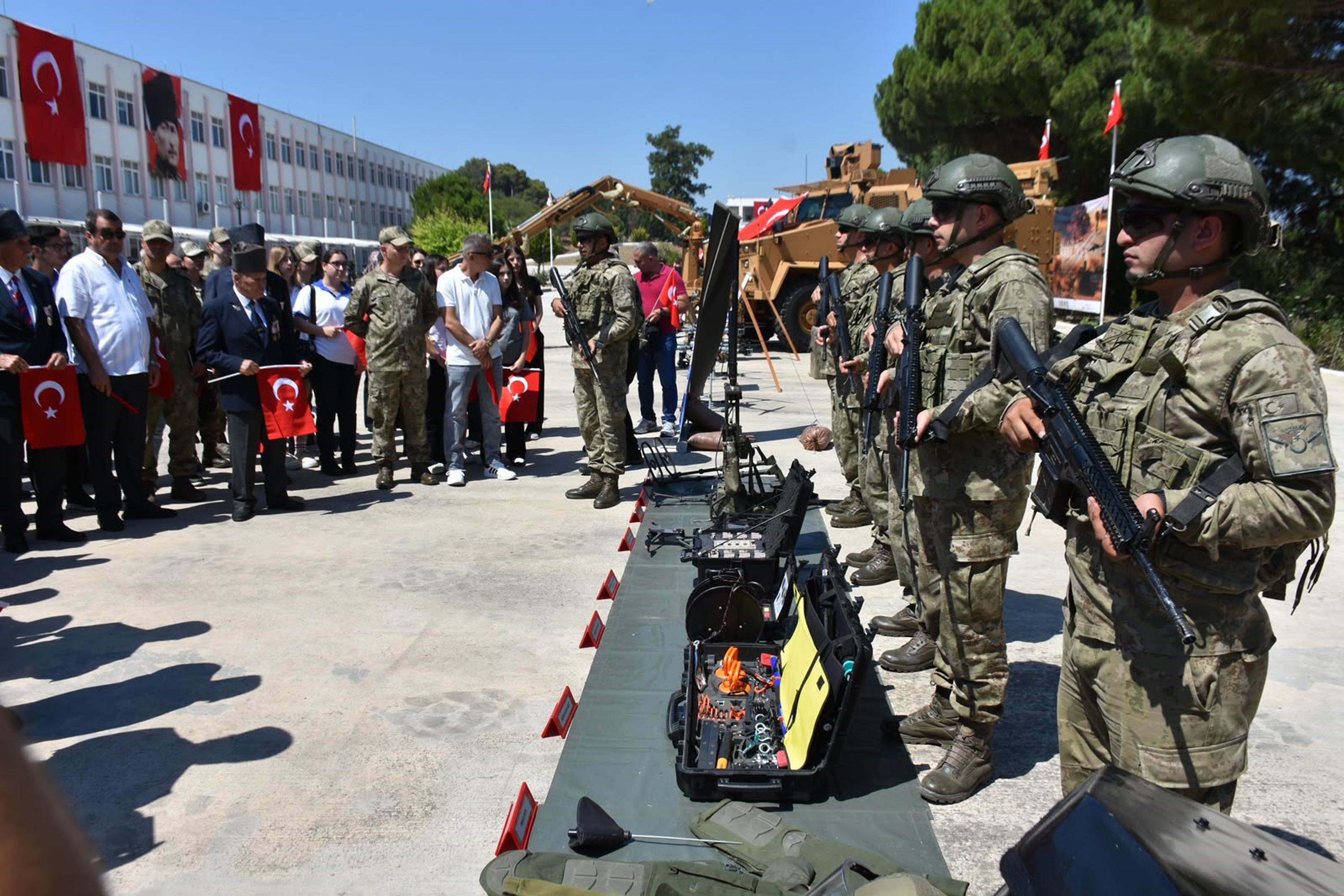 Sergi sonrası toplu fotoğraf