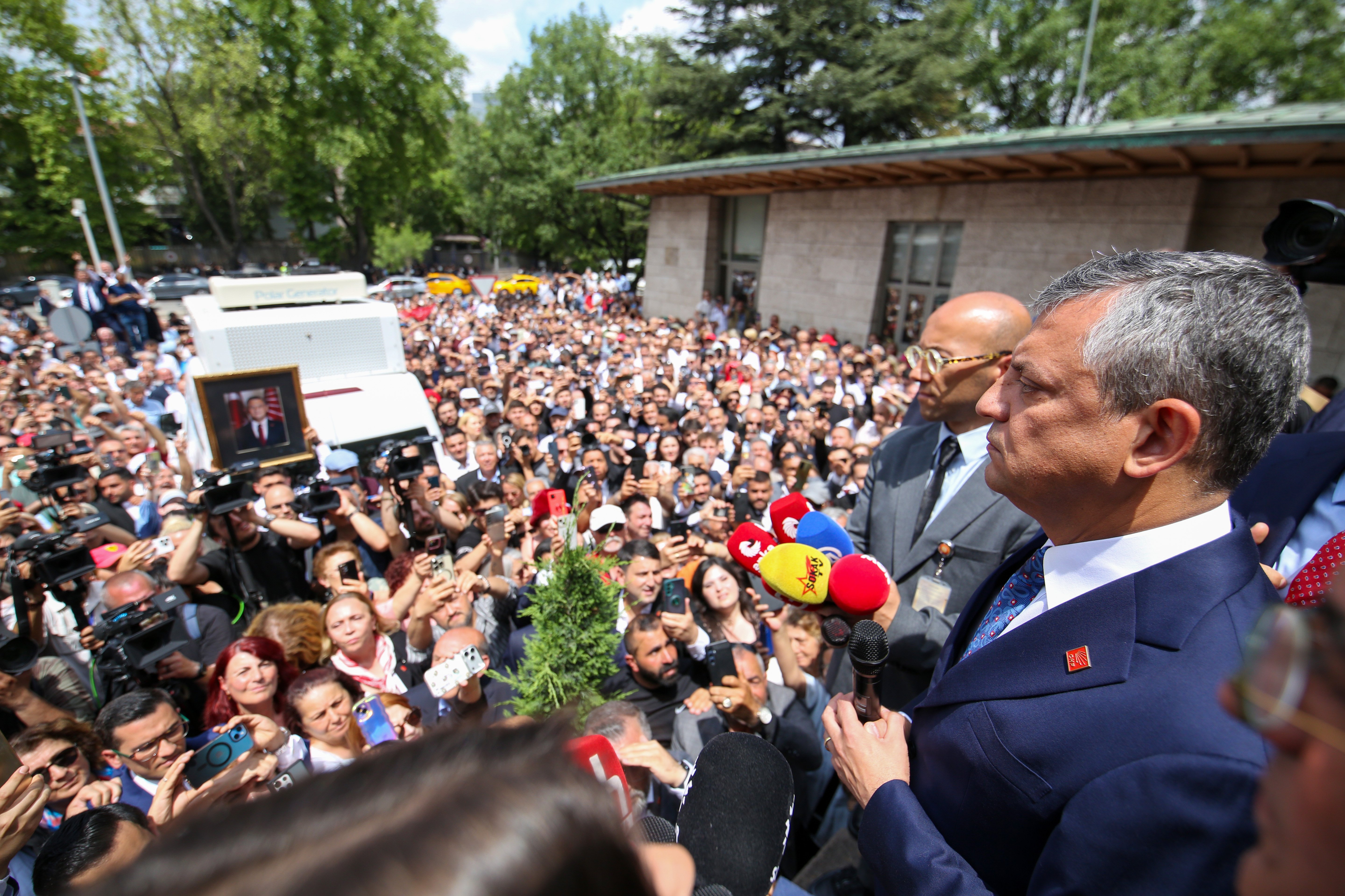 Özgür Özel kalabalığa sesleniyor
