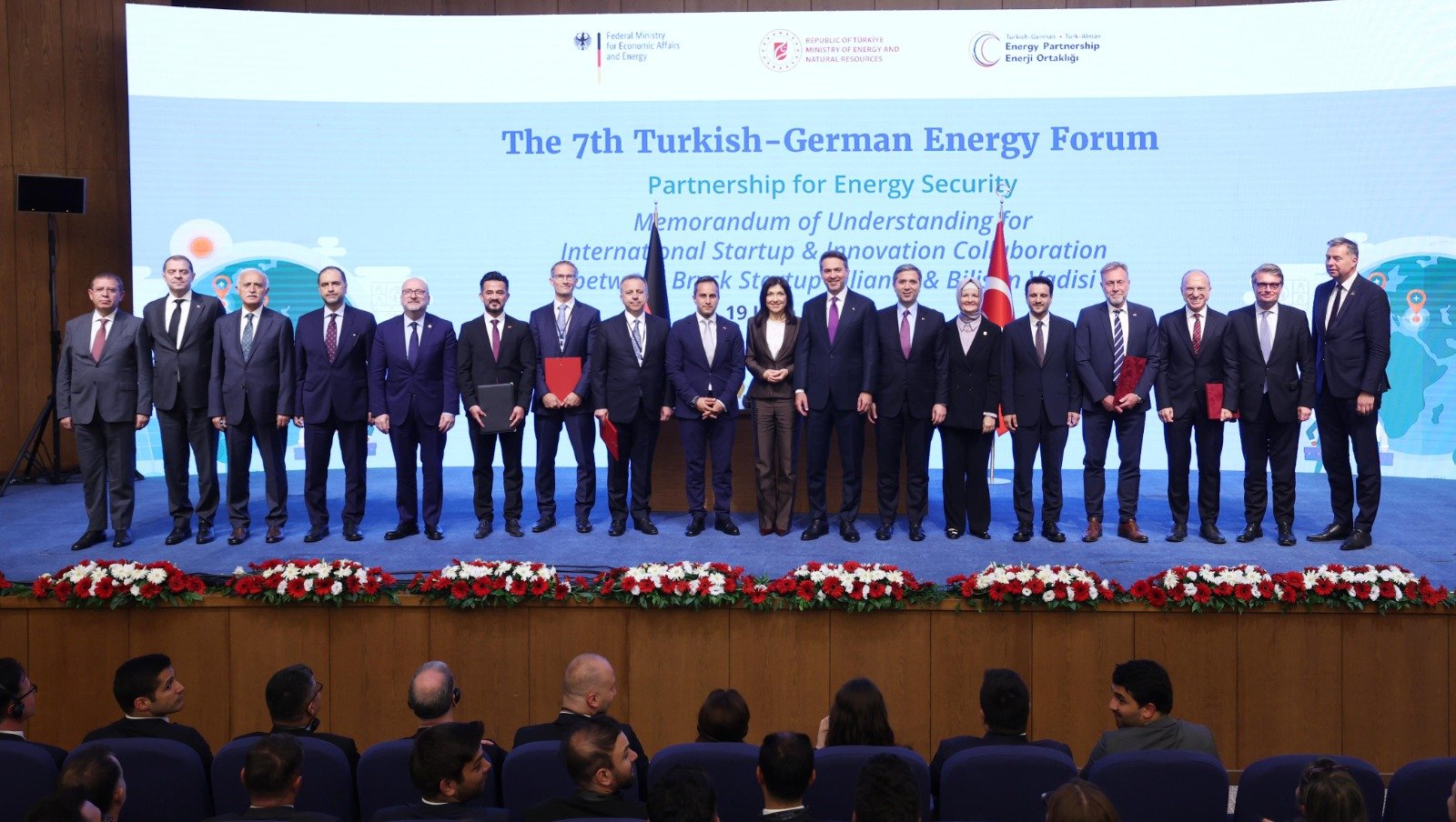 Enerji ve Tabii Kaynaklar Bakanı Alparslan Bayraktar, güneş enerjisi yatırımlarını anlattı.