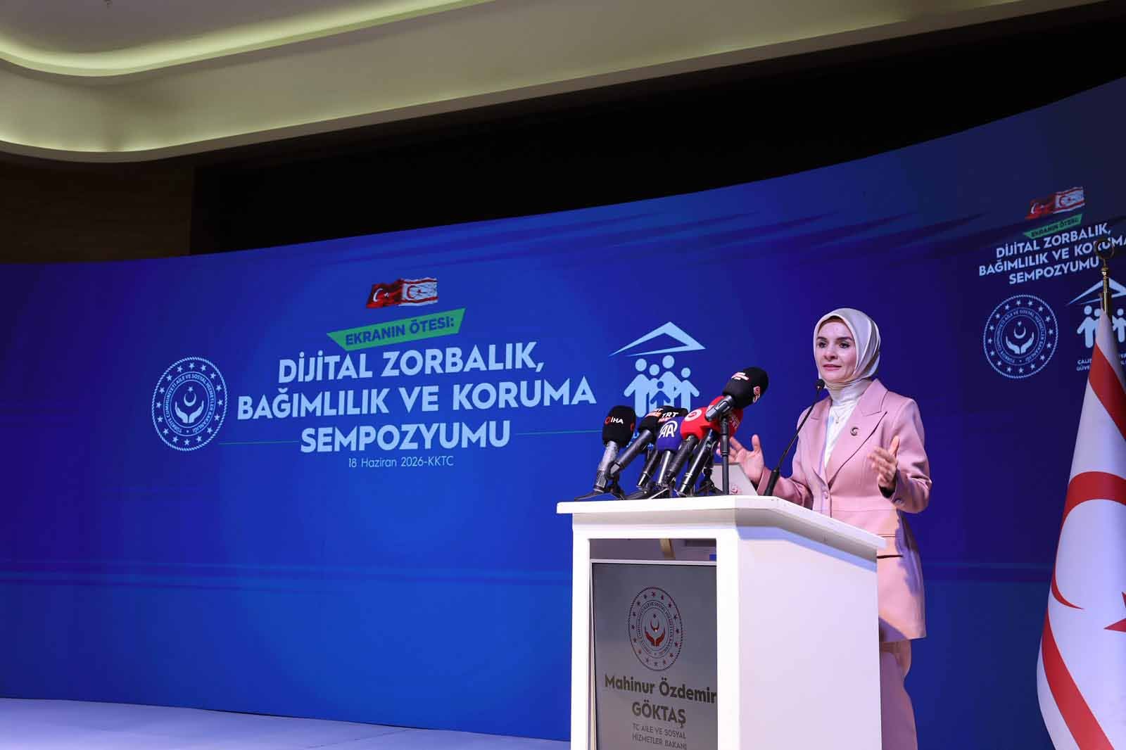 Aile ve Sosyal Hizmetler Bakanı Mahinur Özdemir Göktaş KKTC sempozyumda konuşuyor
