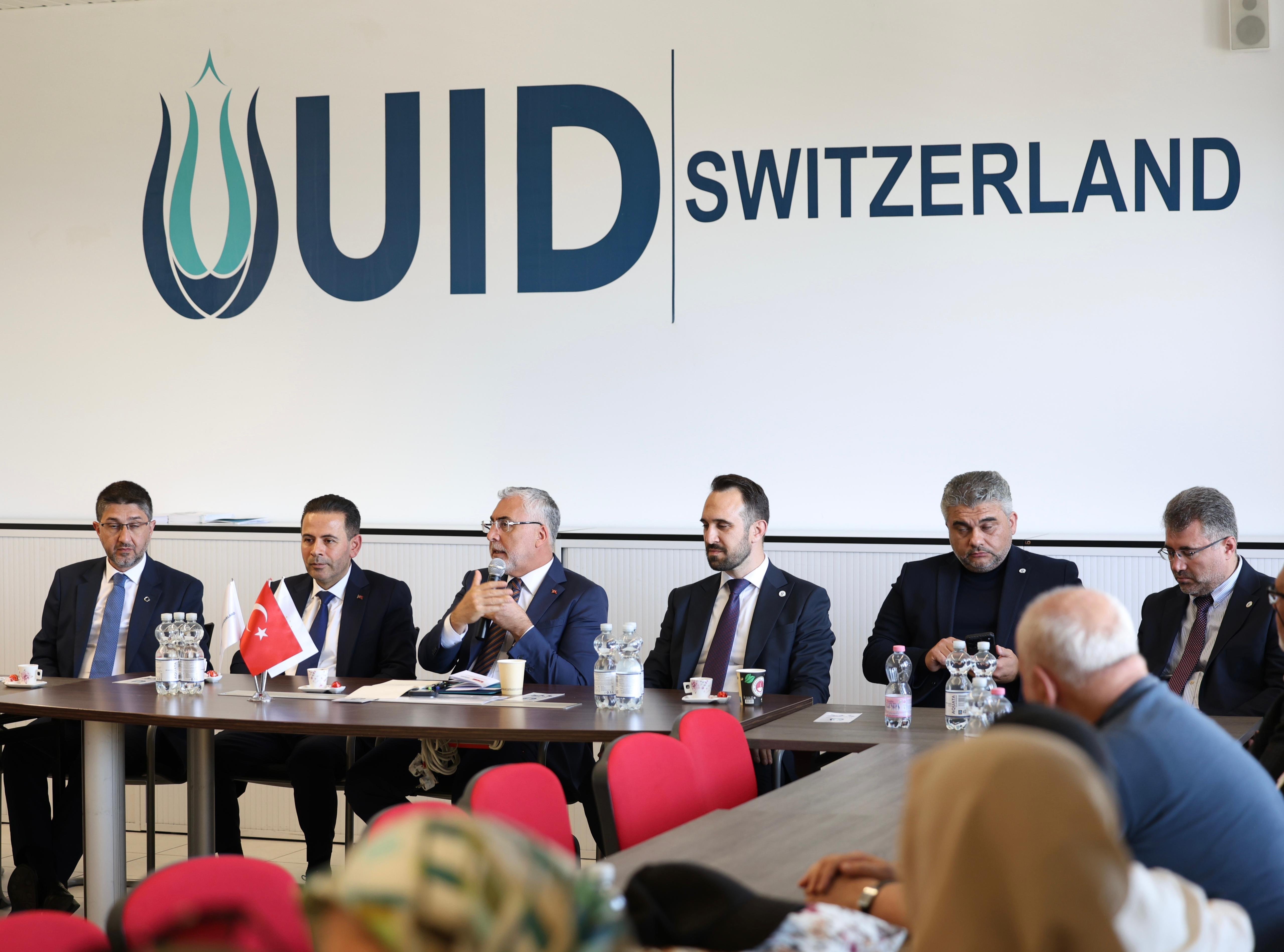 Bakan Işıkhan toplantıda vatandaşları dinliyor