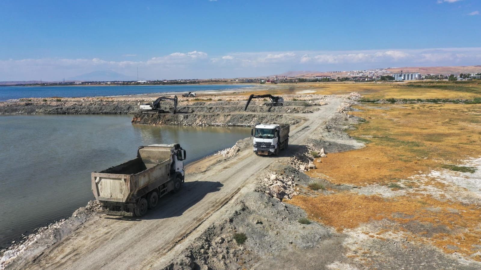 Van Gölü dip çamuru temizleme çalışmaları