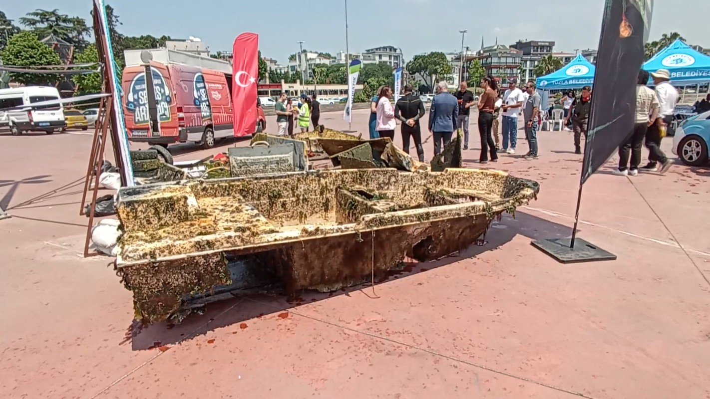 Deniz temizliği sırasında çıkarılan tekne parçaları