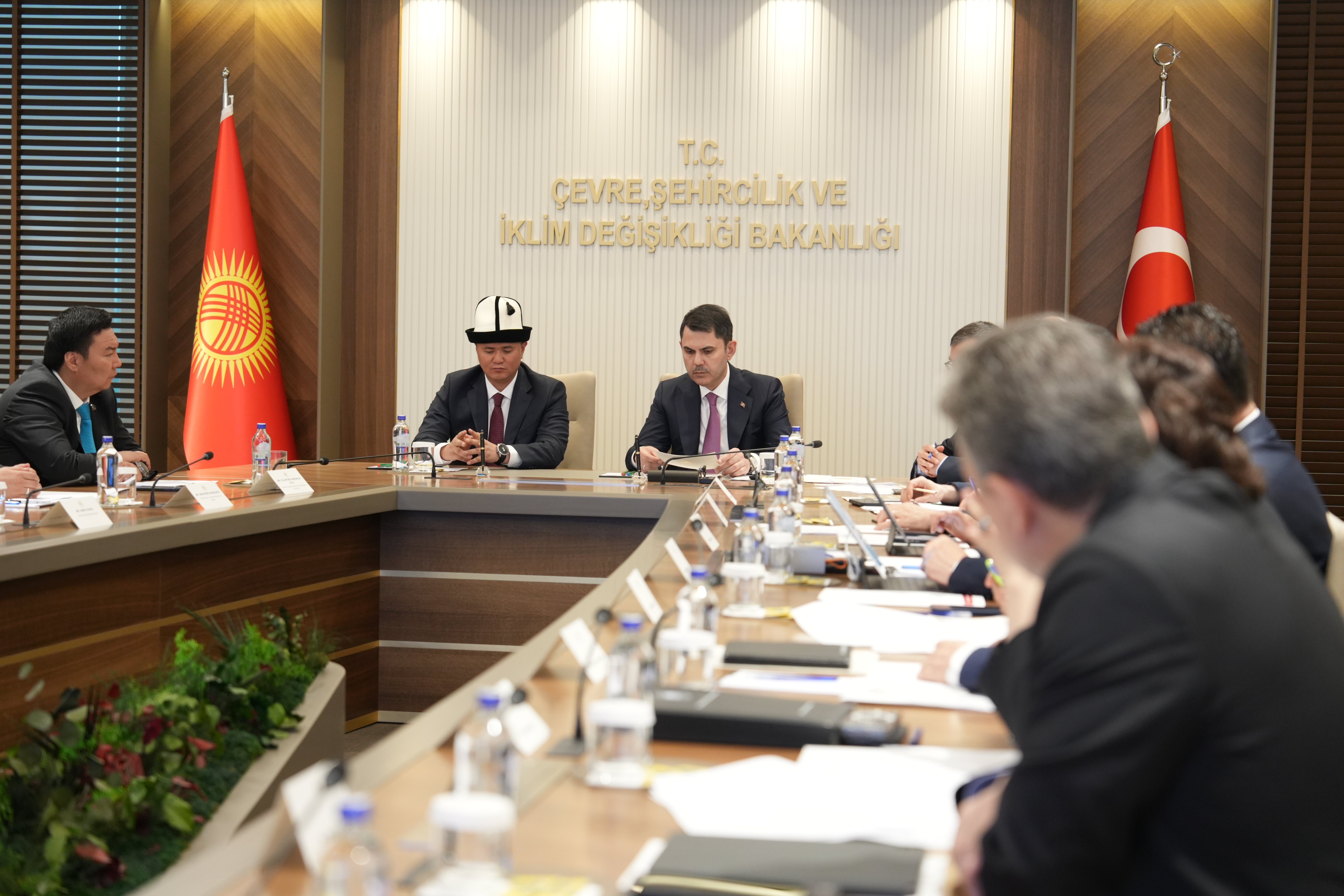 Bakan Murat Kurum ve Kırgızistan Bakanı Nurdan Oruntayev anlaşma imzalarken