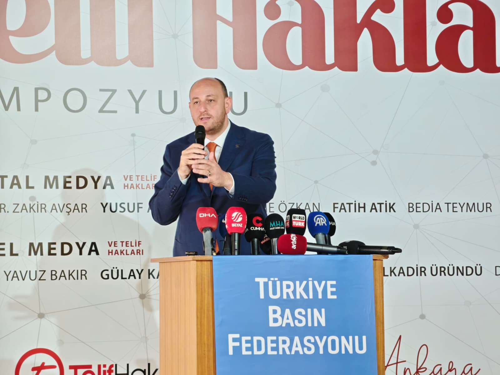 AK Parti Genel Başkan Yardımcısı Ahmet Büyükgümüş sempozyumda konuşuyor.
