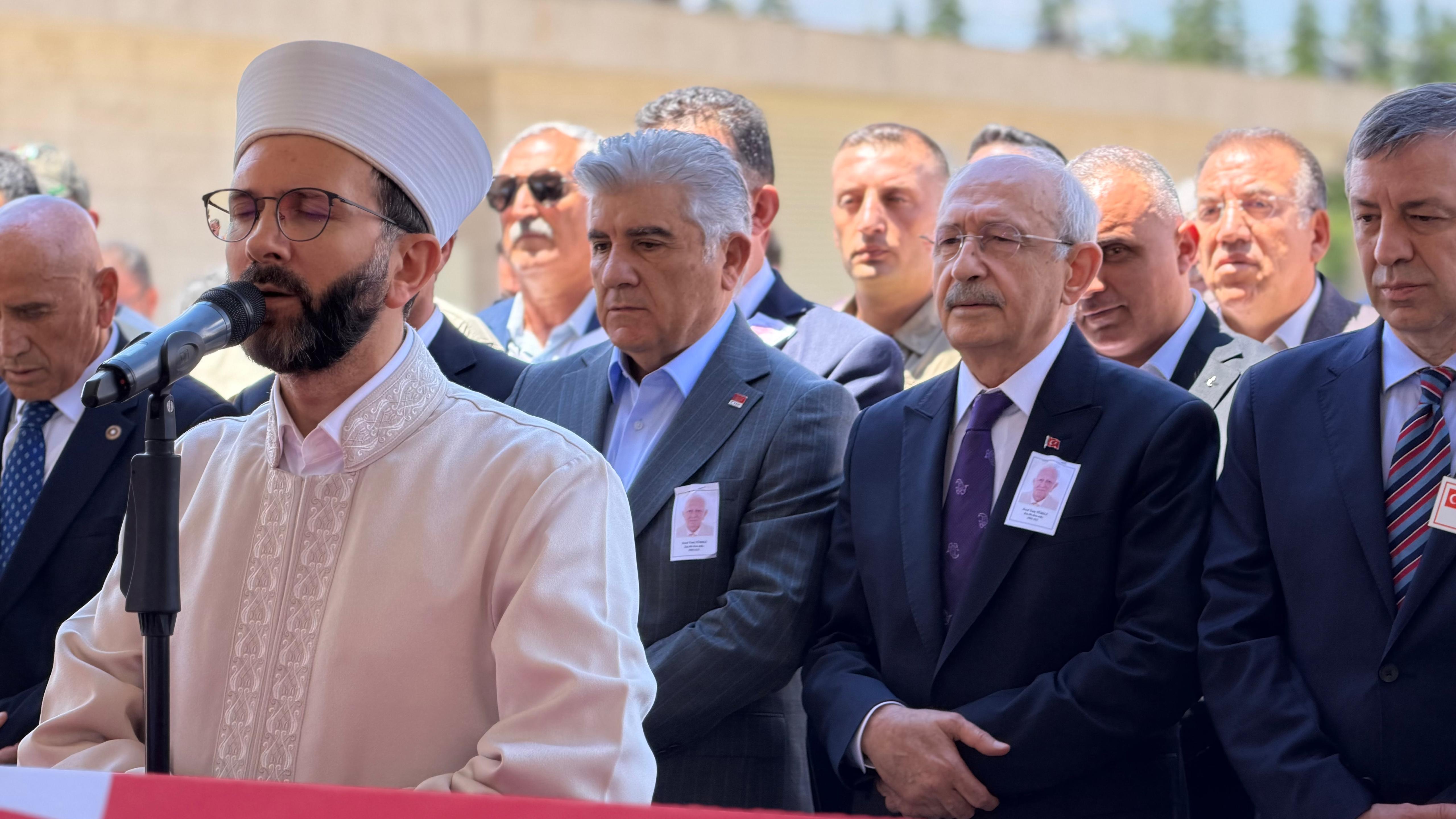 Tabut asker omuzlarında
