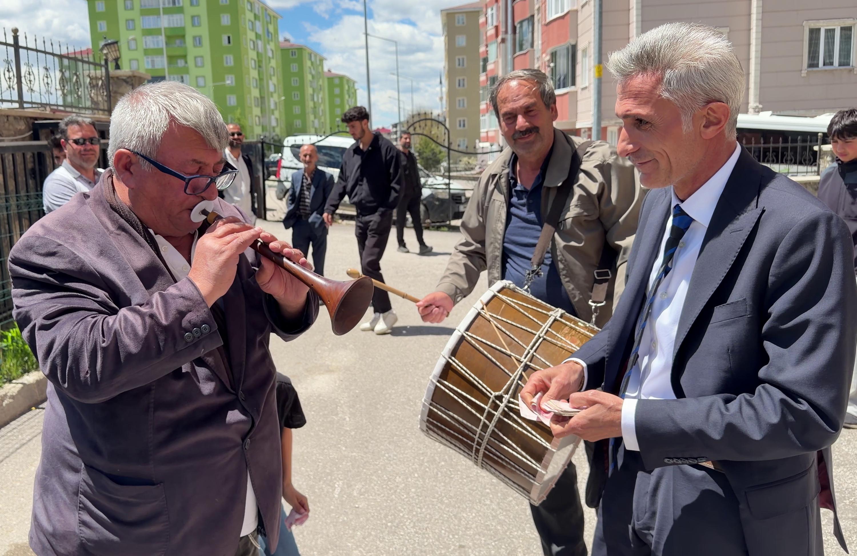 Muharrem Sezer zurna çalıyor