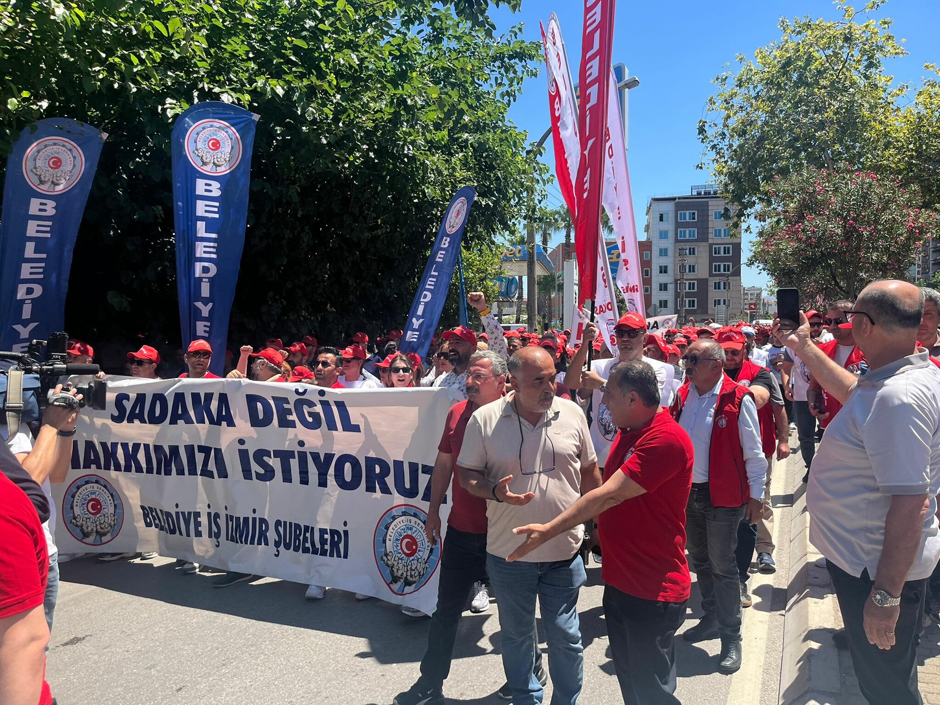 İzmir Büyükşehir Belediyesi önünde işçi eylemi