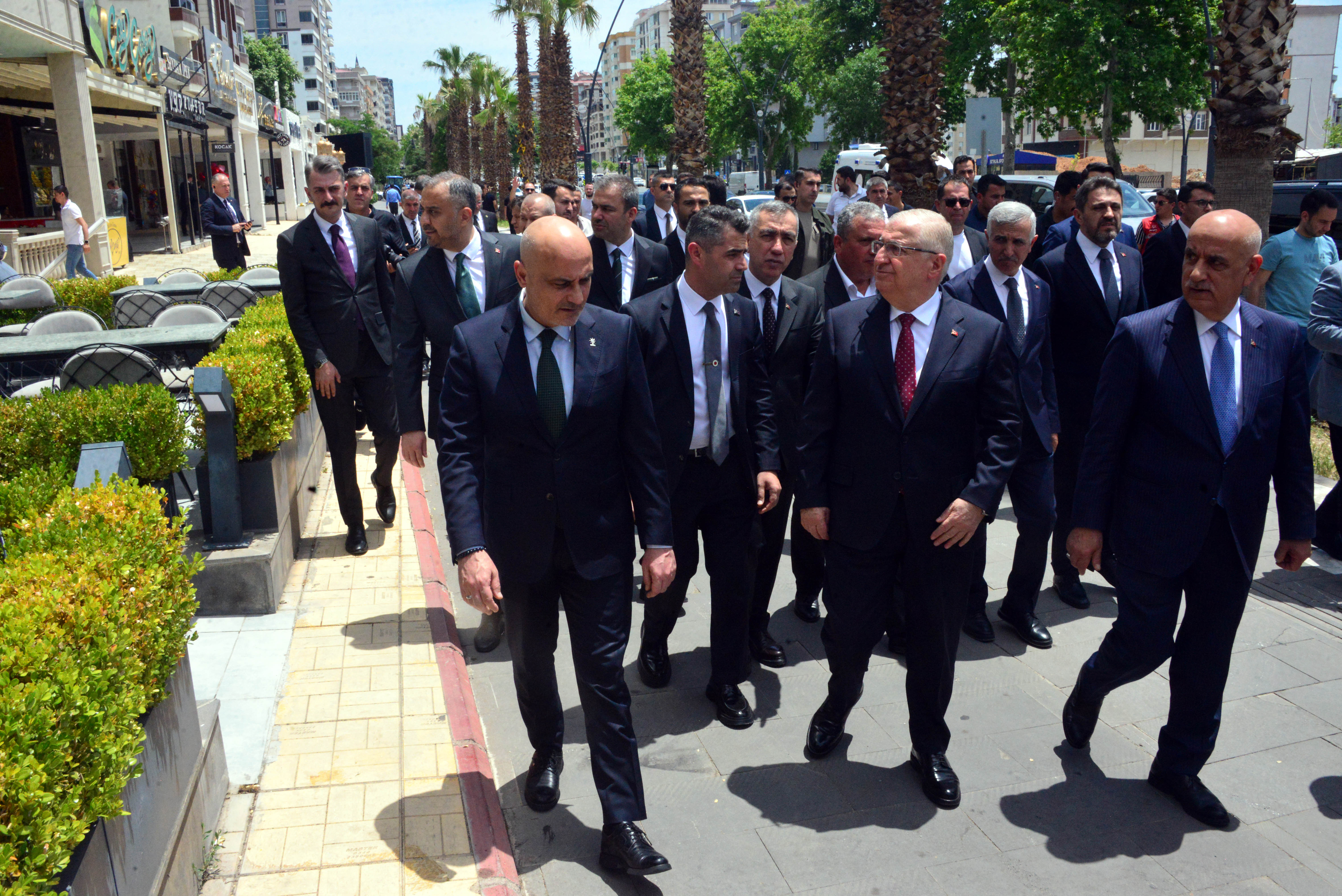 Bakan Güler gazilerle bir arada