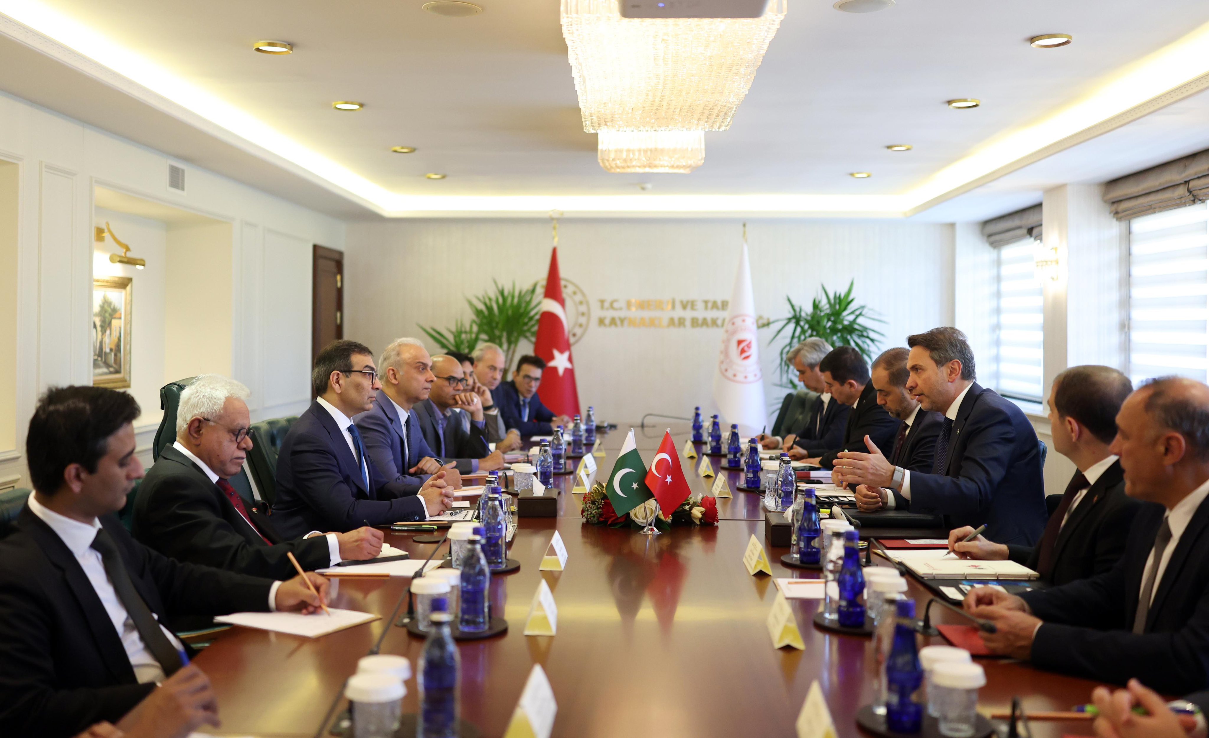 Bakan Bayraktar Pakistanlı mevkidaşı ile tokalaşırken