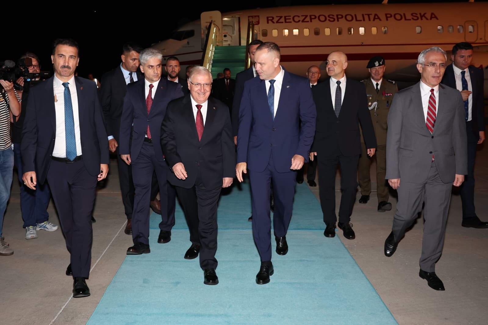 Bakan Yaşar Güler, Polonya Cumhurbaşkanı Nawrocki ile tokalaşıyor