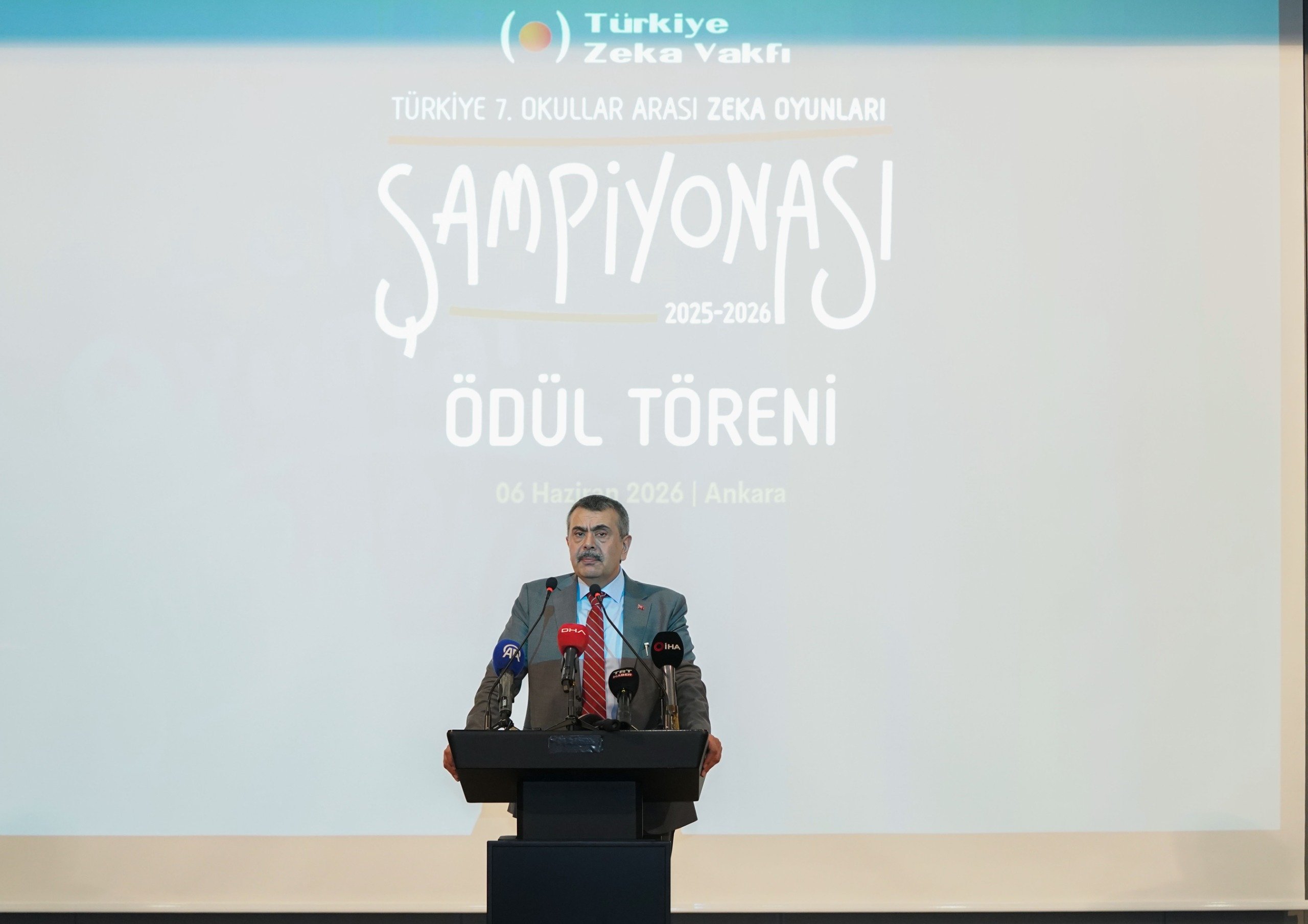 Bakan Yusuf Tekin, zeka oyunları şampiyonası ödül töreninde öğrencilerle bir arada.