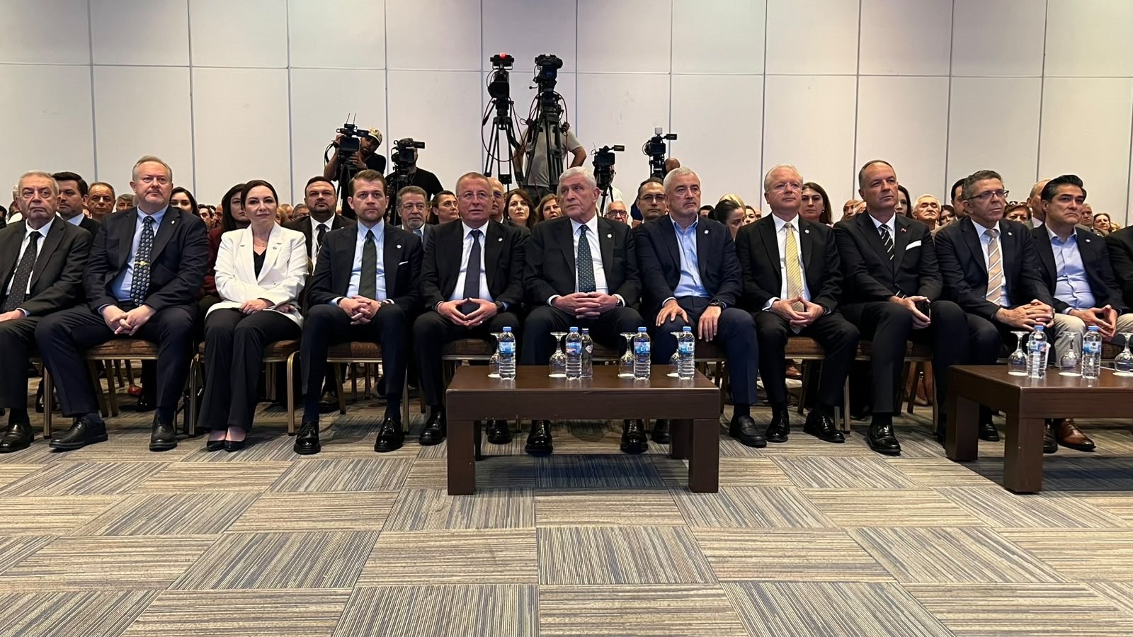 Müsavat Dervişoğlu kapanış konuşması yapıyor