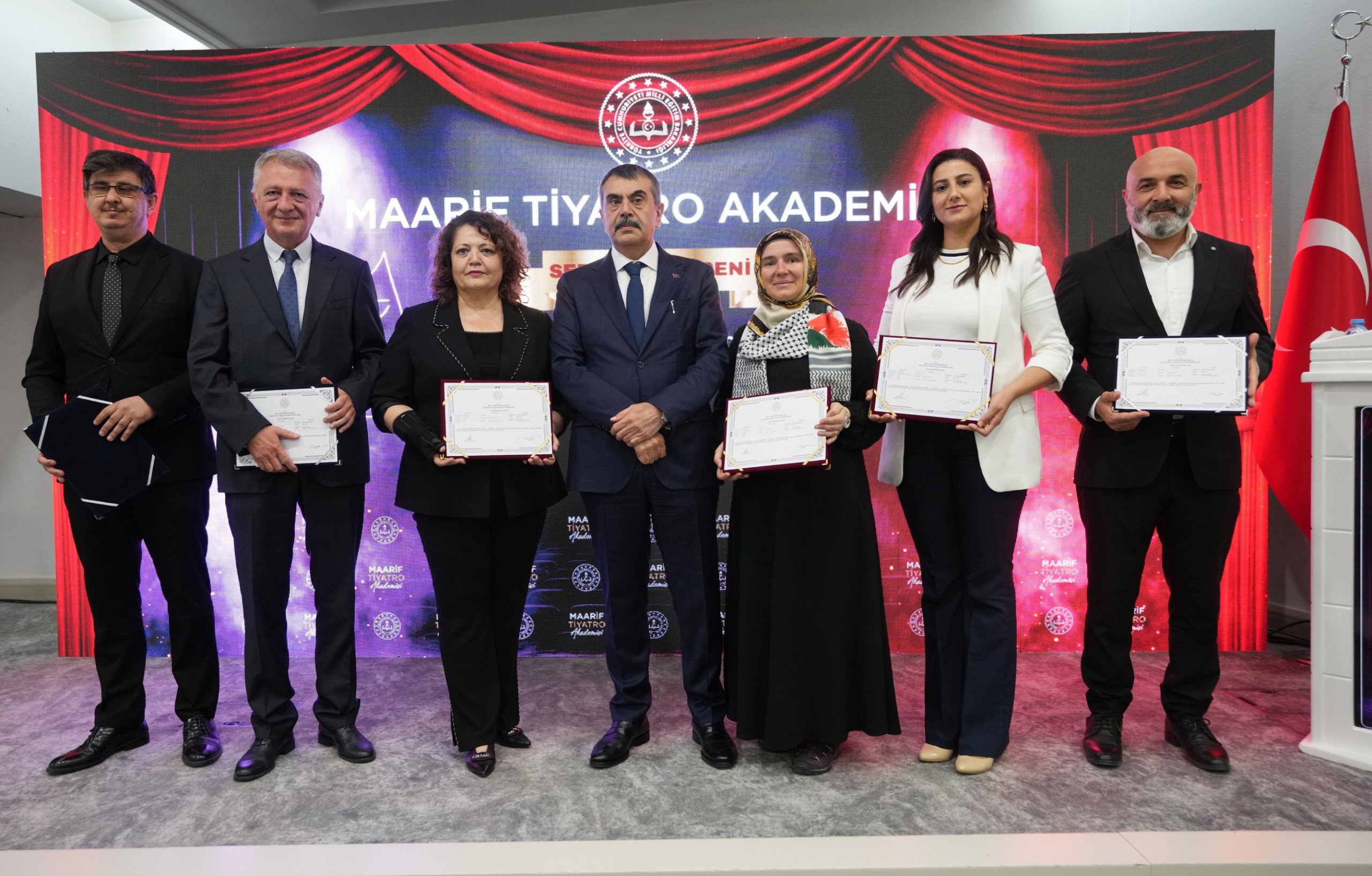 Bakan Tekin, öğretmenlere sertifikalarını takdim ediyor