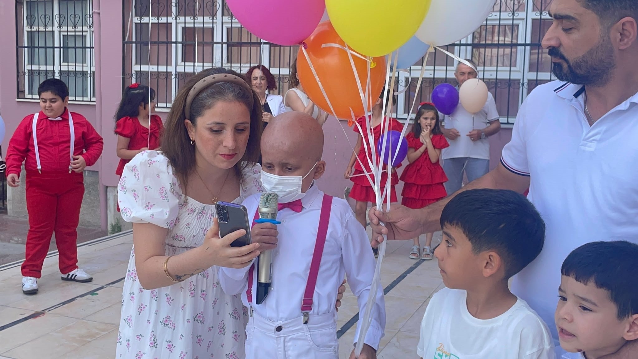 Lösemili Kadir Tuşa, arkadaşları tarafından balonlarla karşılandı