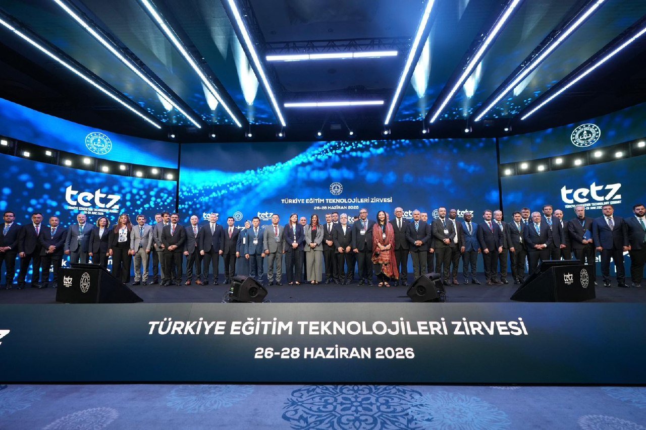 Milli Eğitim Bakanı Yusuf Tekin zirvede öğrencilerle