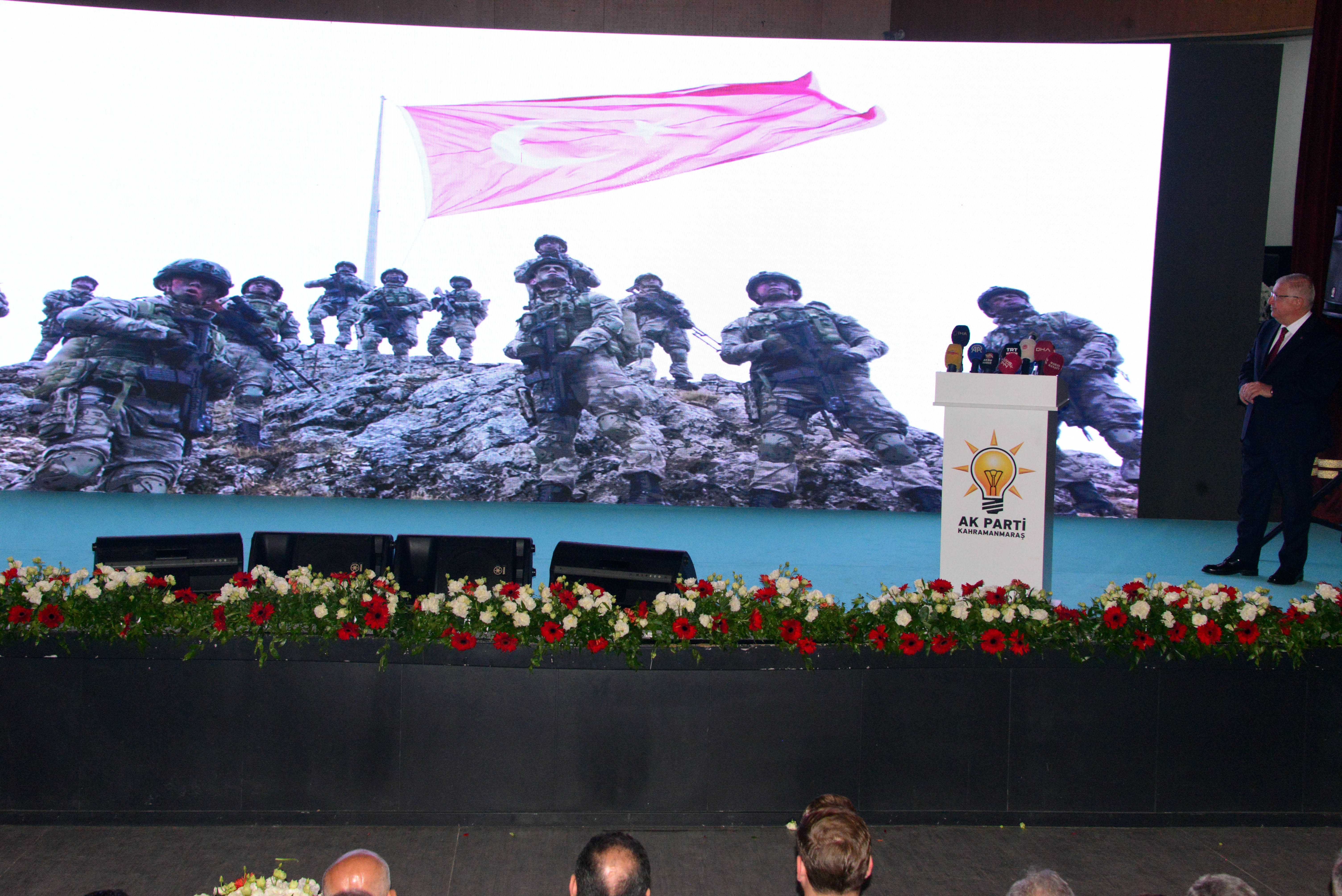 Bakan Güler AK Parti il binasında partililerle bir araya geldi