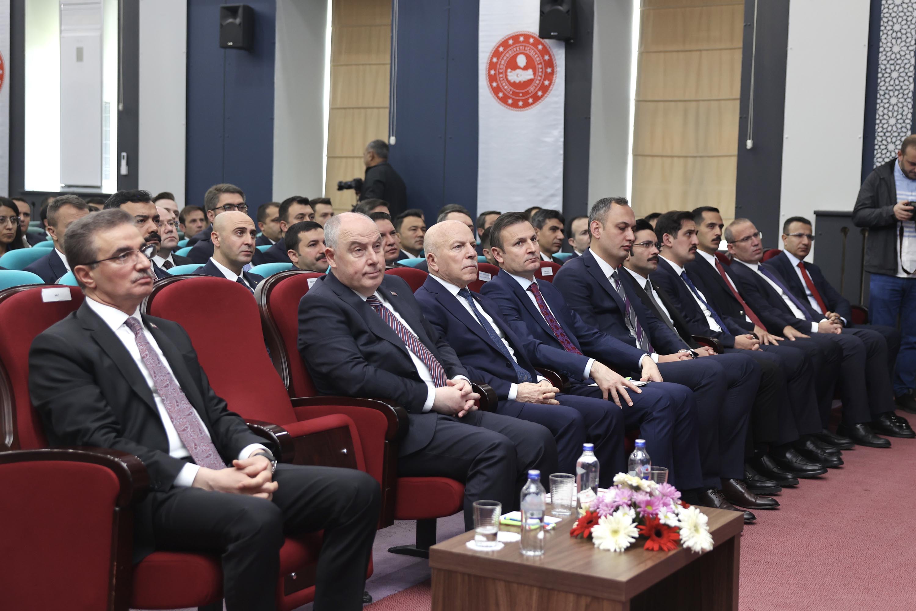 Bakan Mustafa Çiftçi toplantıda kamu düzeni ve güvenlik vizyonunu anlatıyor