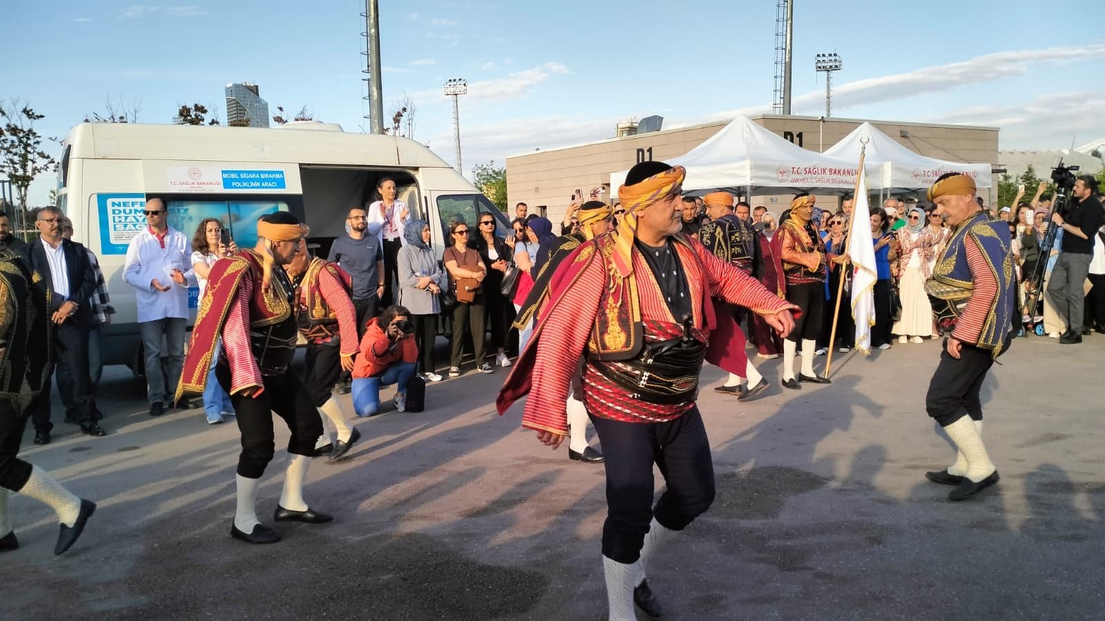 Sağlık Bakanı Kemal Memişoğlu, kampanya etkinliğinde bisiklet sürerken