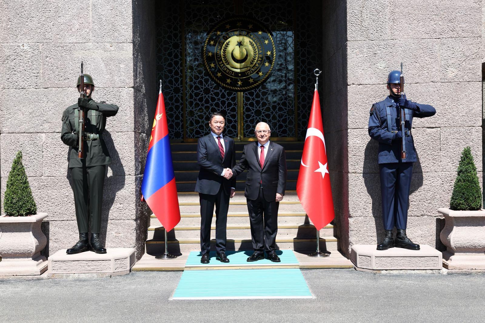 İki Bakanın Tören Kıtasını Selamlaması