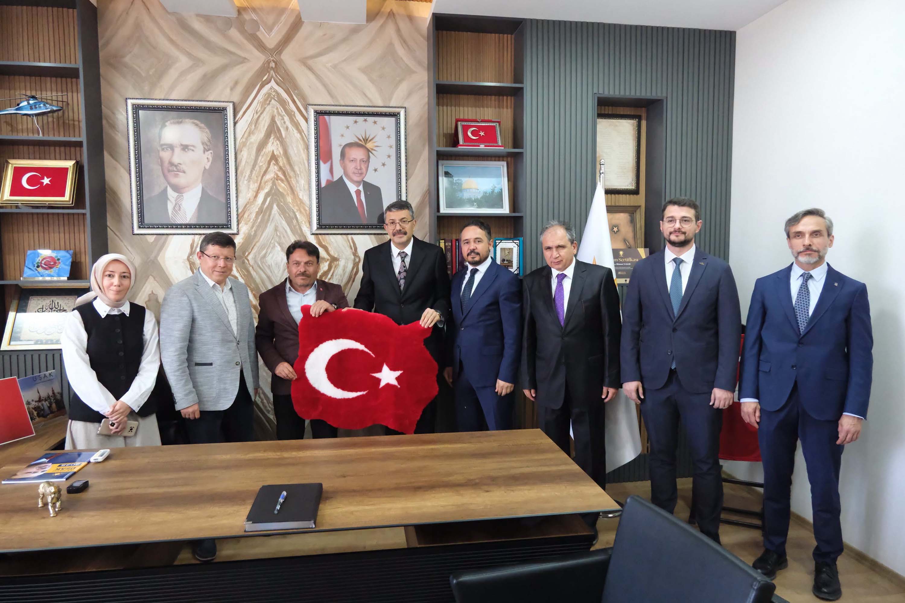 Ali Çelik şeref defterini imzalıyor