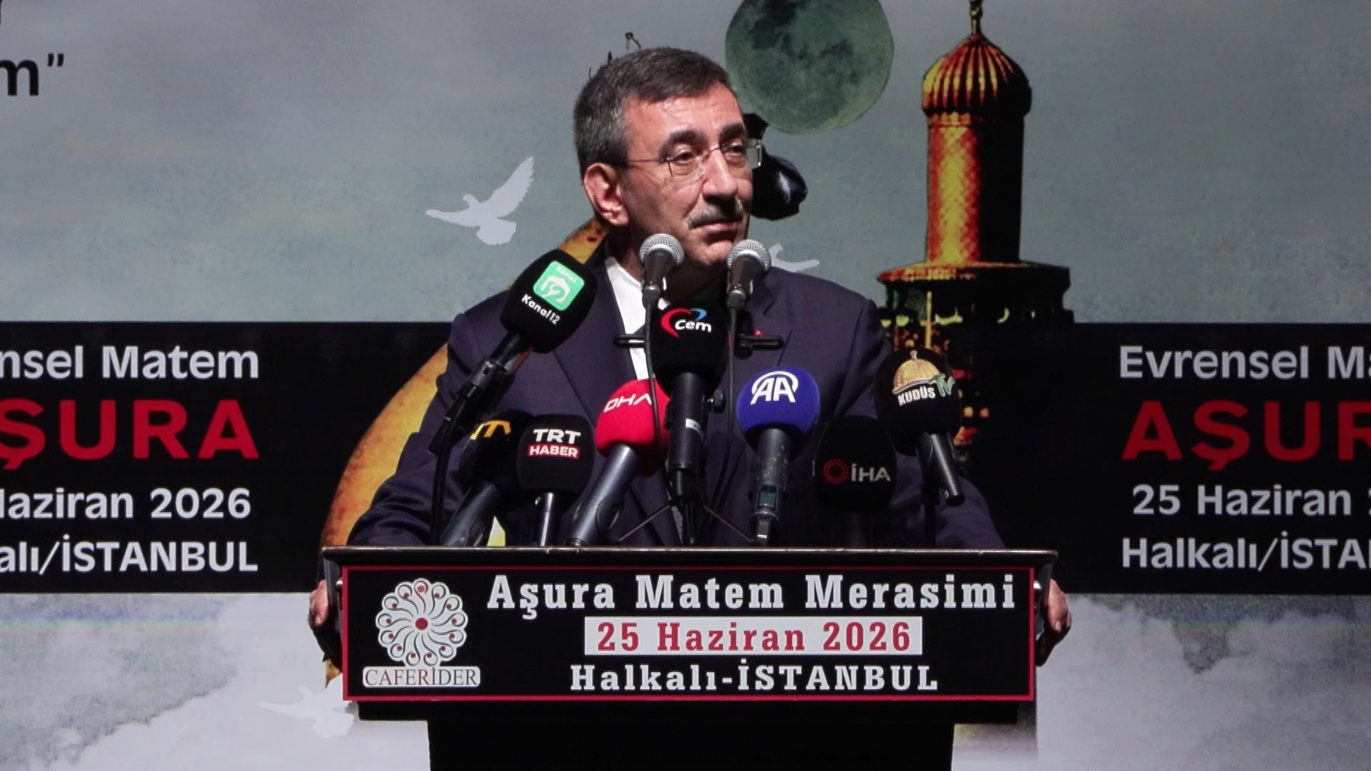 Cevdet Yılmaz kalabalığa hitap ediyor
