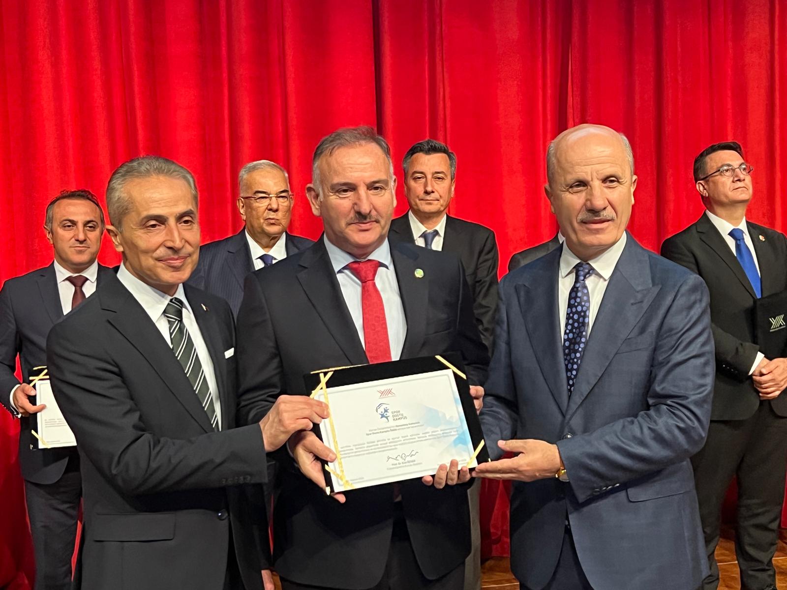 Spor Dostu Kampüs sertifika töreninde YÖK Başkanı Özvar ve katılımcılar.