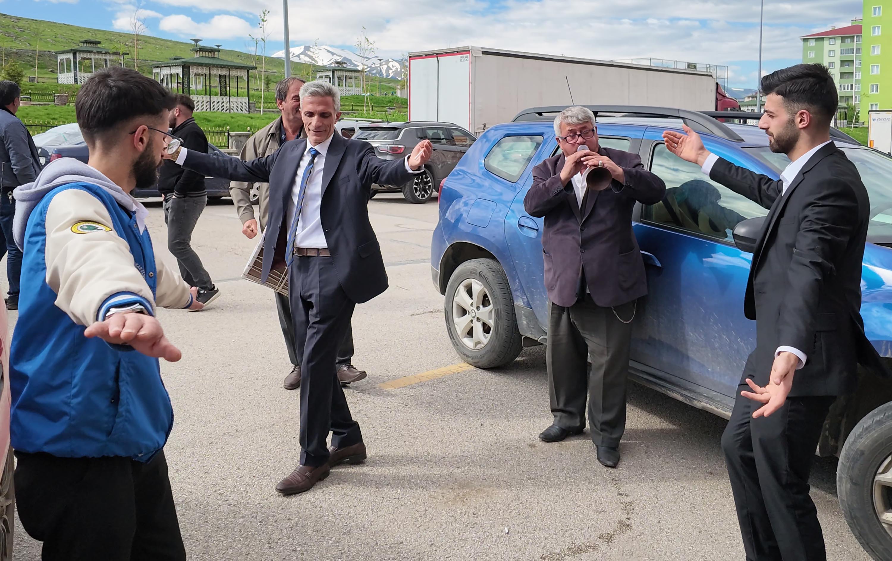 Muharrem Sezer gülüyor