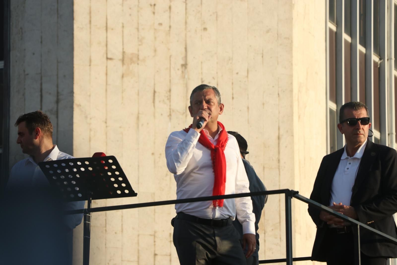 Özgür Özel il binası ziyareti
