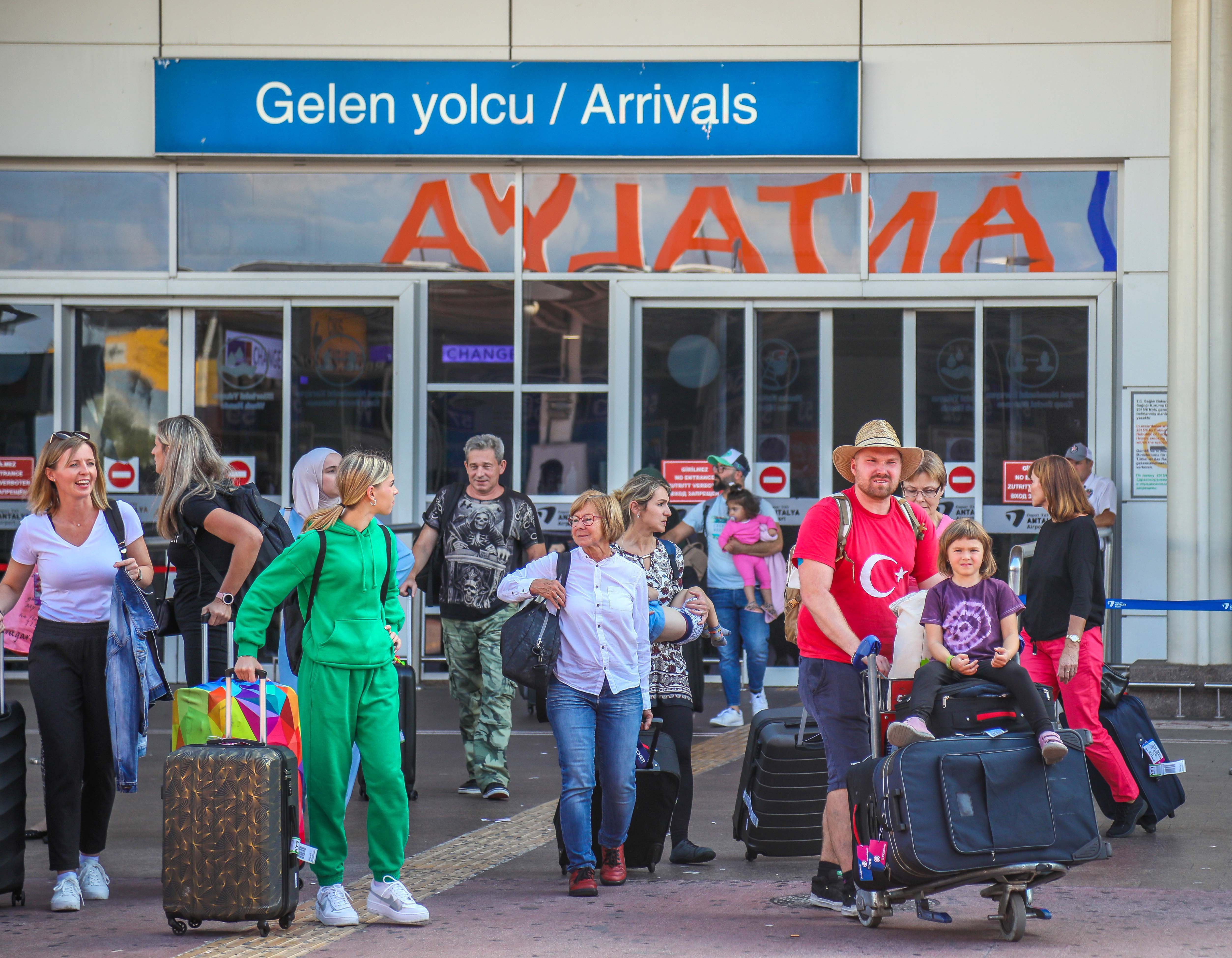 Antalya Havalimanı Yolcu Salonu