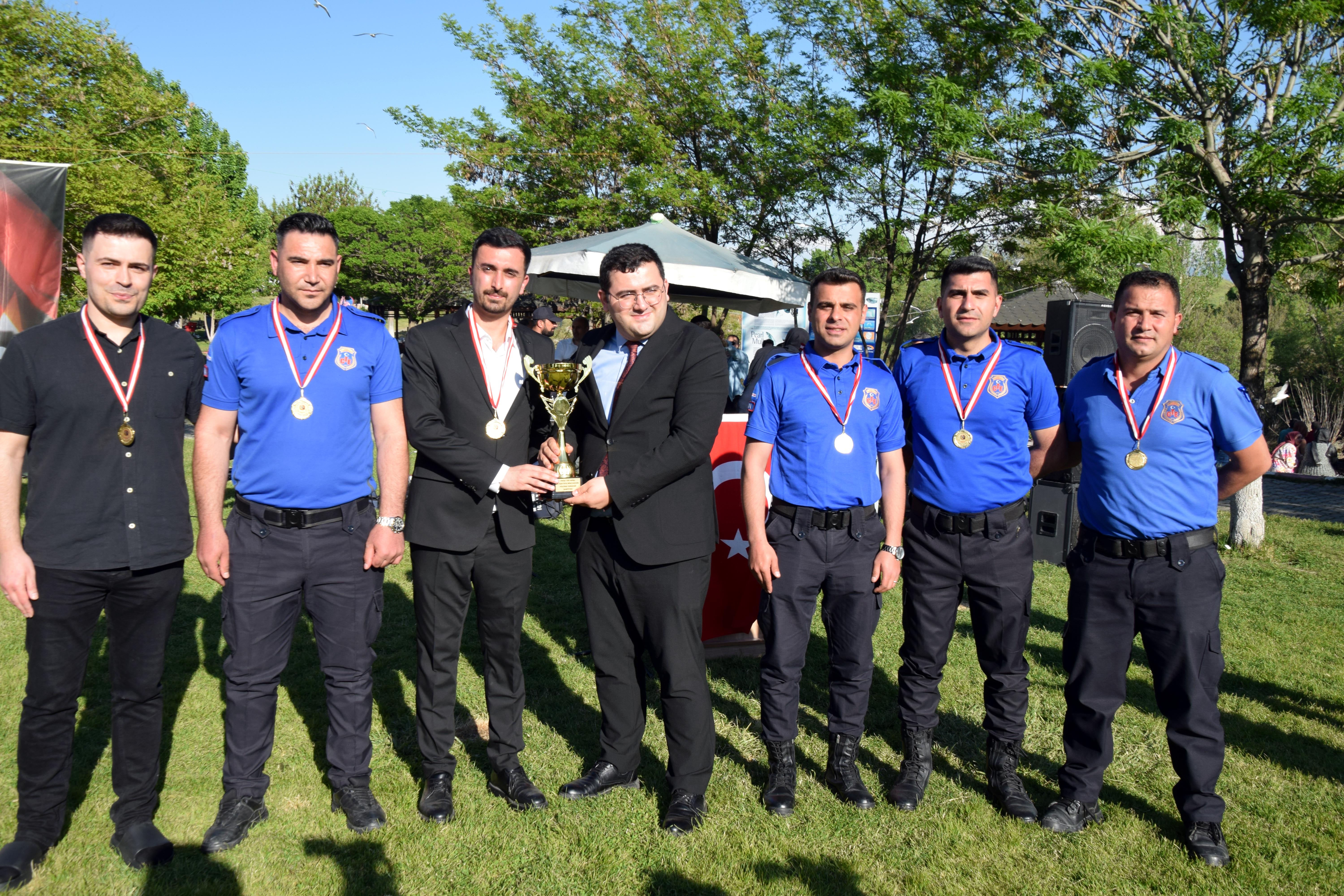 Erciş Ceza İnfaz Kurumu Müdürü Orhan Akpınar konuşma yapıyor