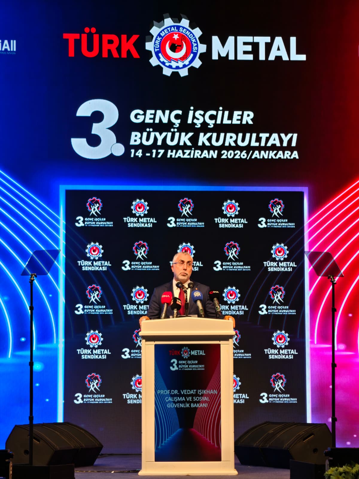 Vedat Işıkhan Kurultayda Gençlere Sesleniyor