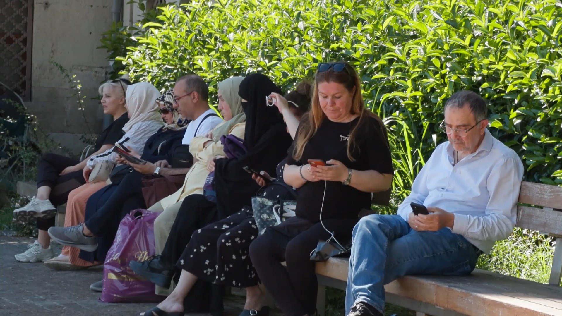 YDT sınavından çıkan adaylar