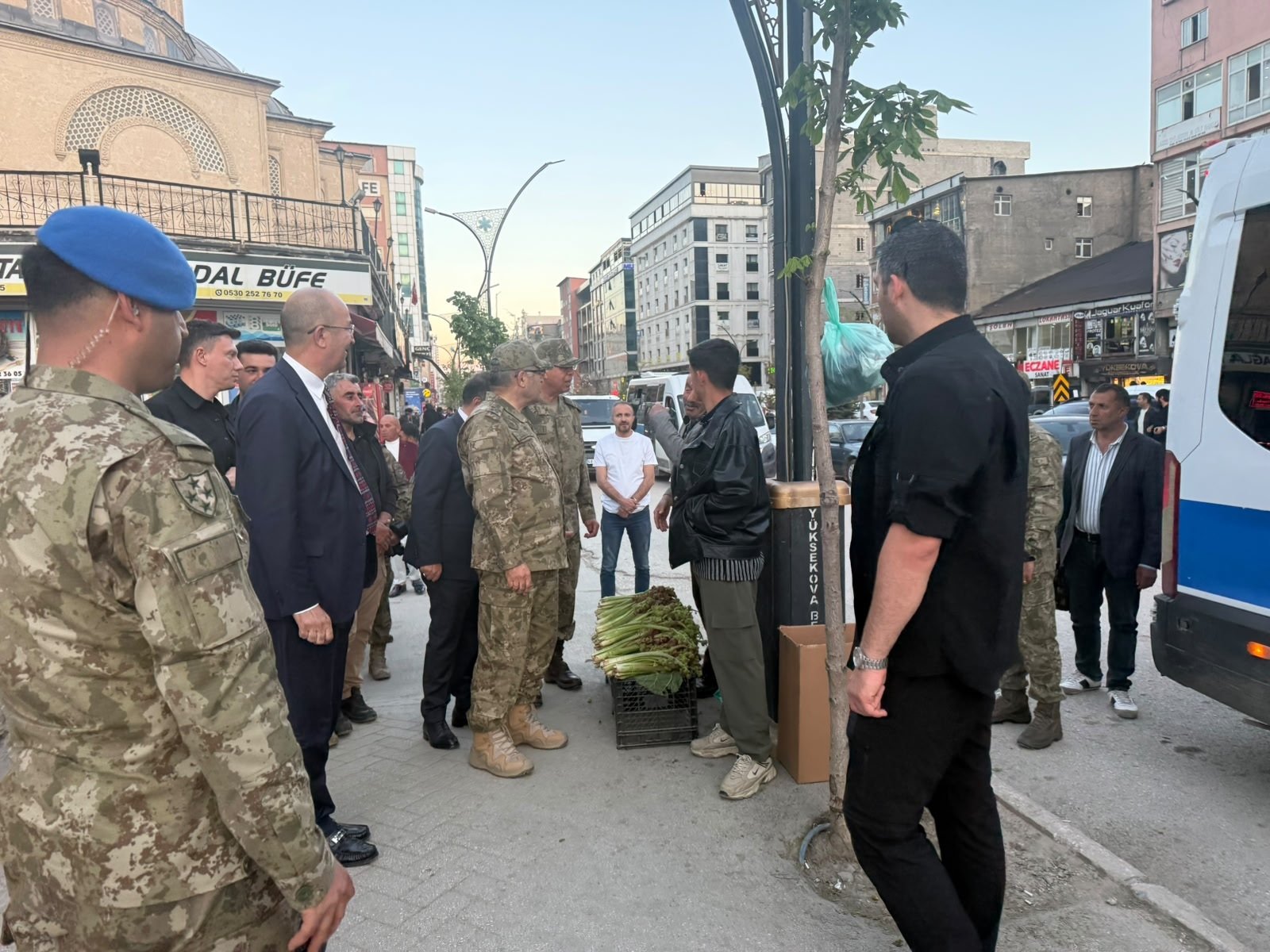 Orgeneral Metin Tokel Yüksekova esnaf ziyareti