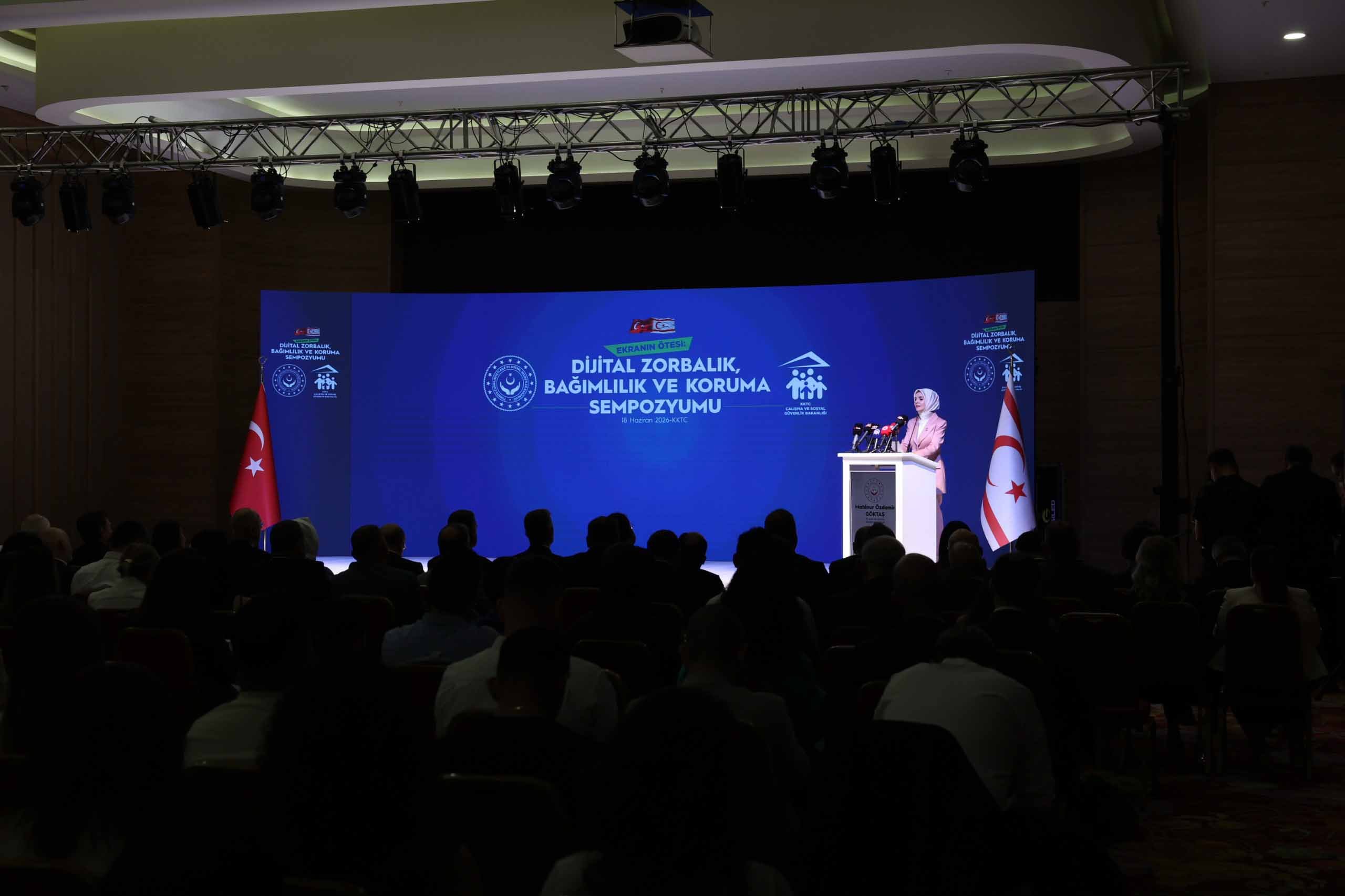 Bakan Göktaş sempozyumda dijital güvenlik vurgusu yapıyor