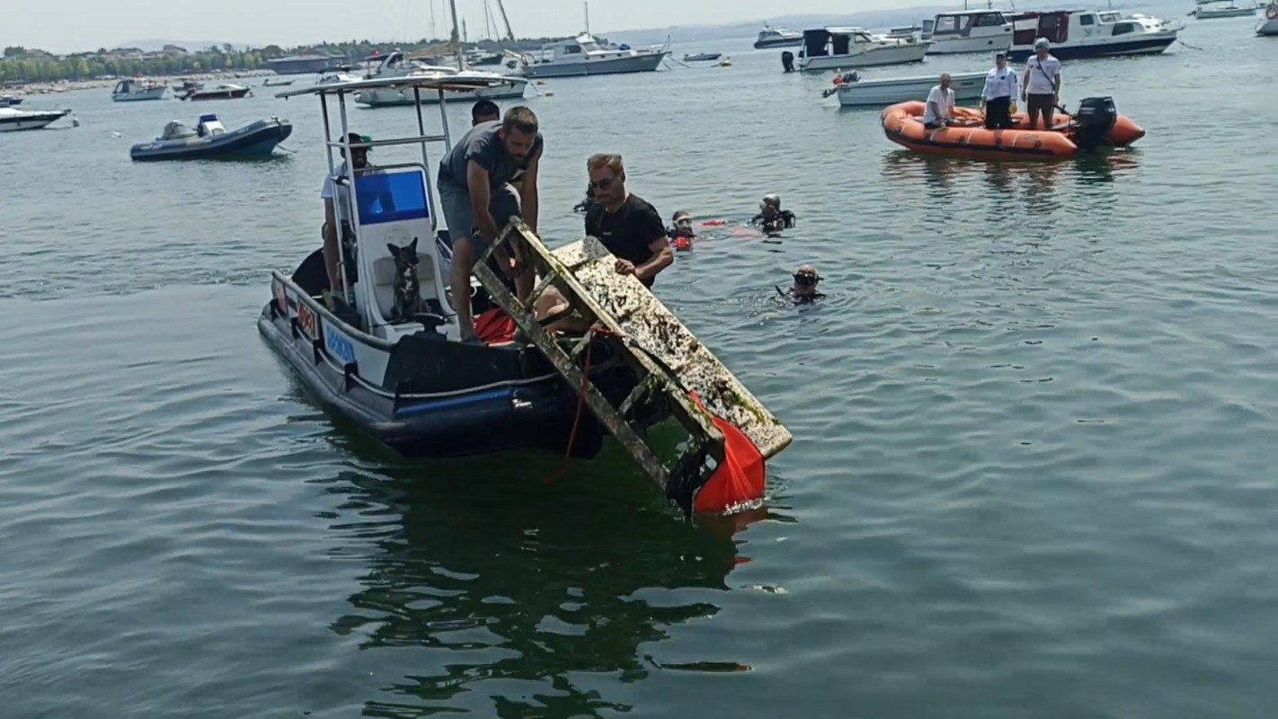 Deniz dibi temizliği sonrası çıkarılan malzemeler
