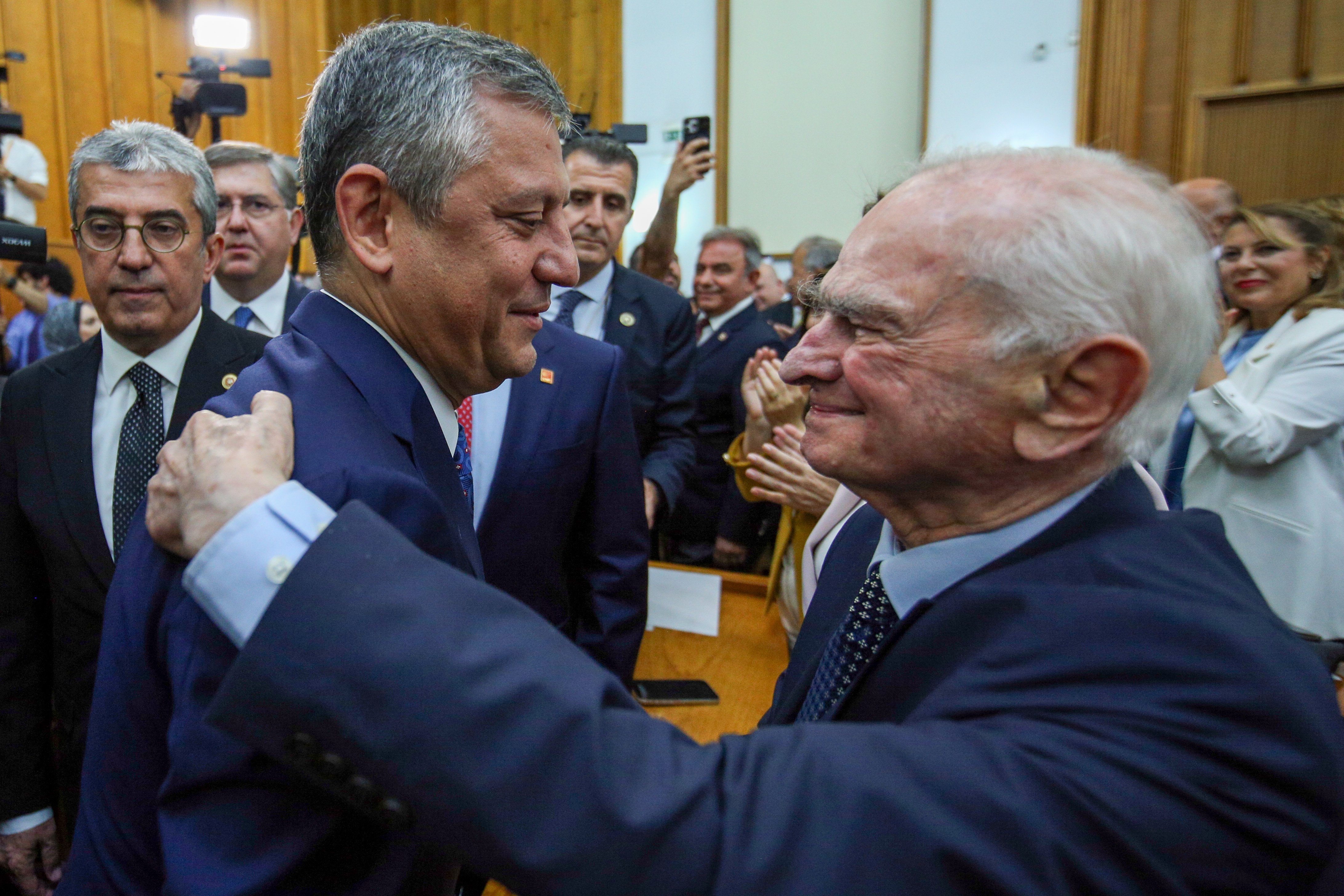 Özgür Özel Meclis kürsüsünde konuşuyor