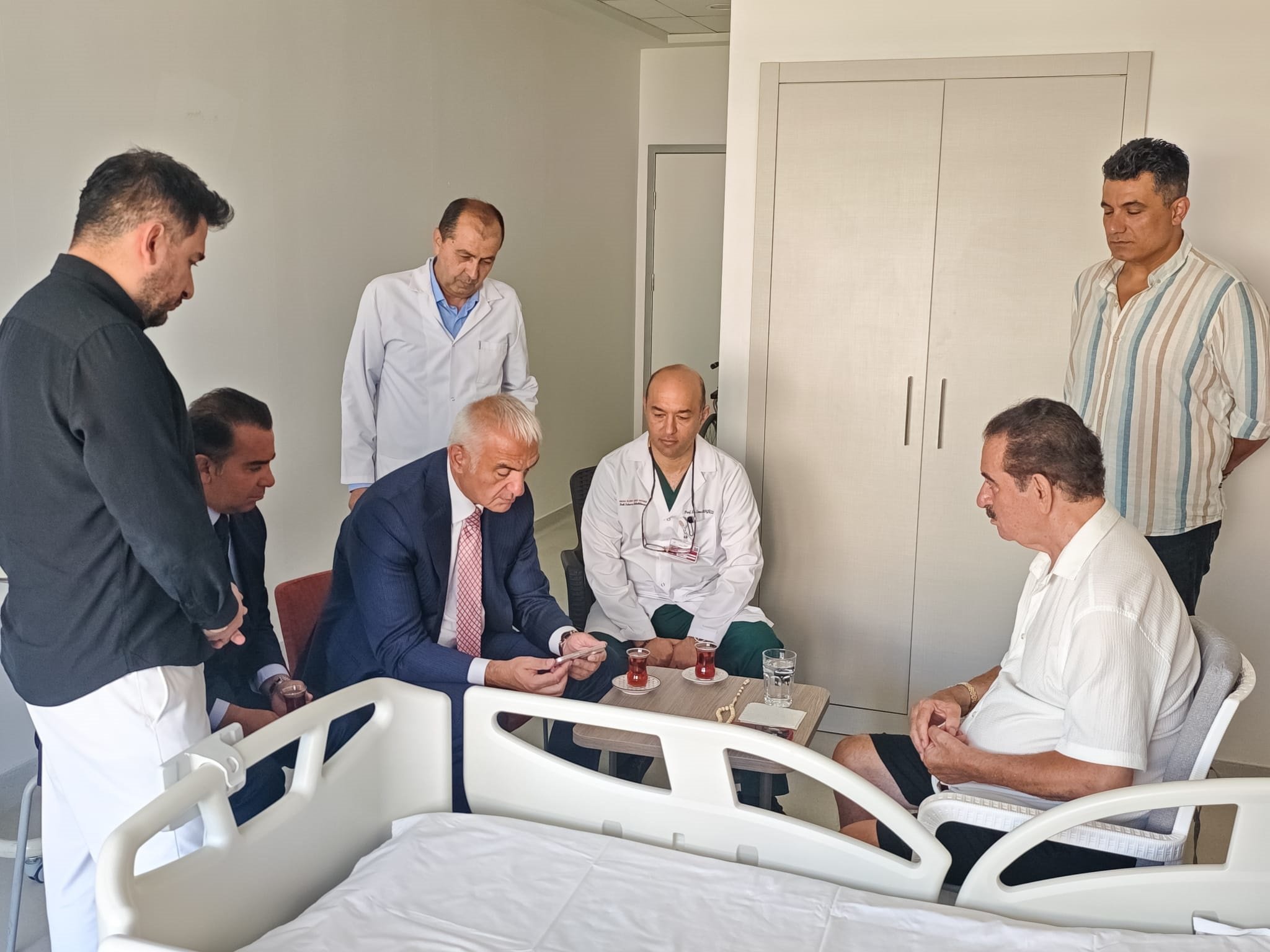 Bakan Ersoy, Tatlıses ile hatıra fotoğrafı çektirdi