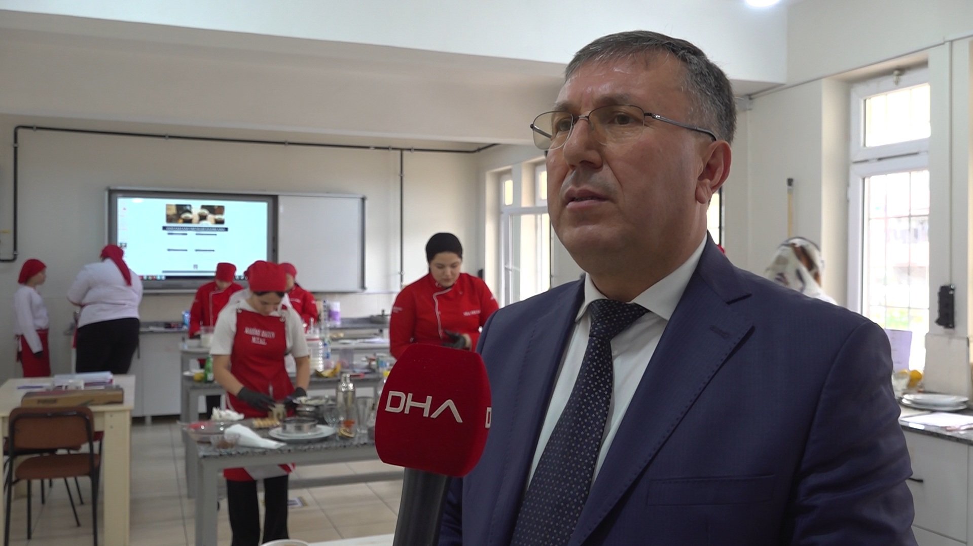 Öğrenciler mutfakta çalışıyor