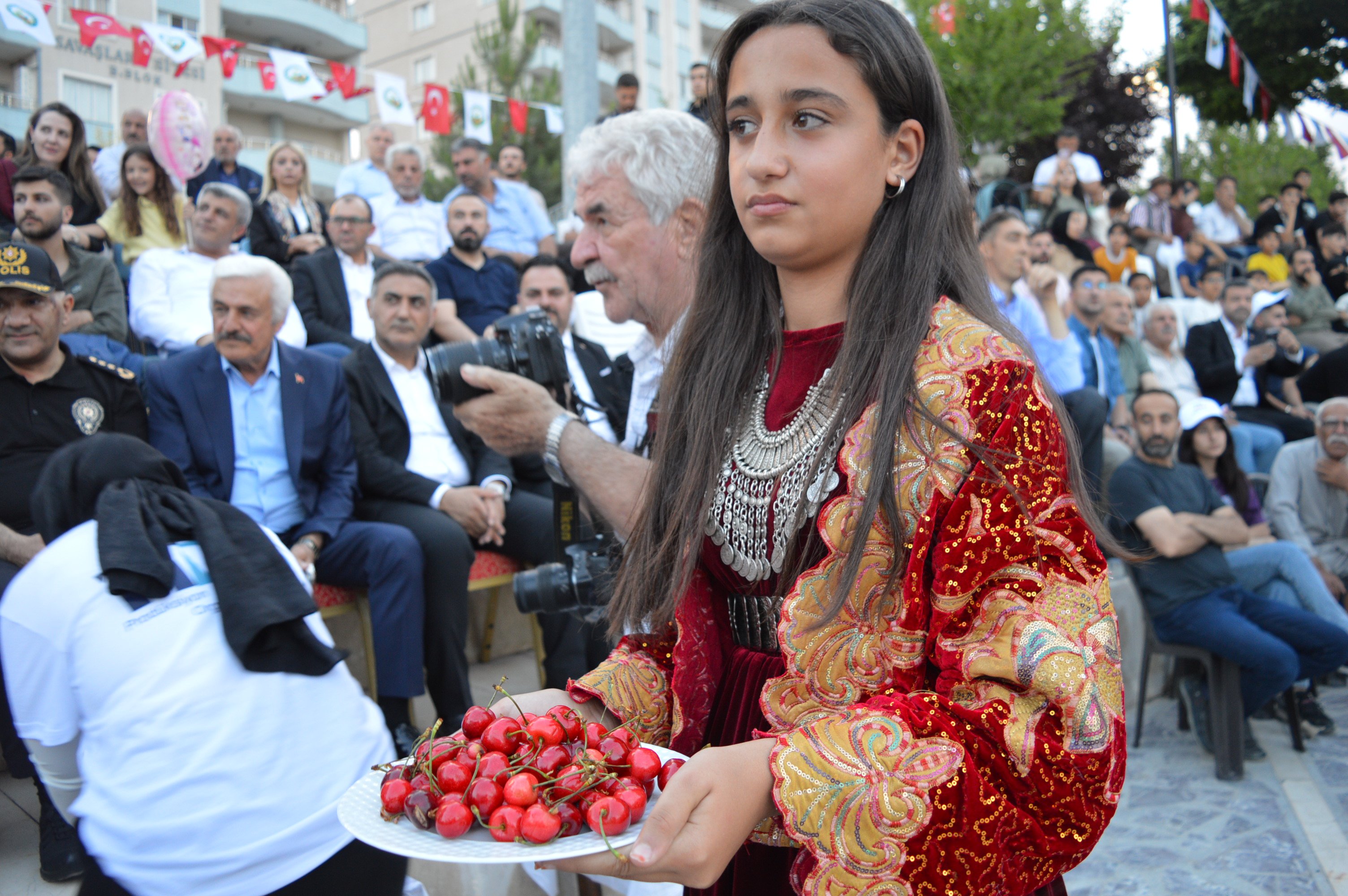 Festivalde Türk bayrağı taşıyanlar