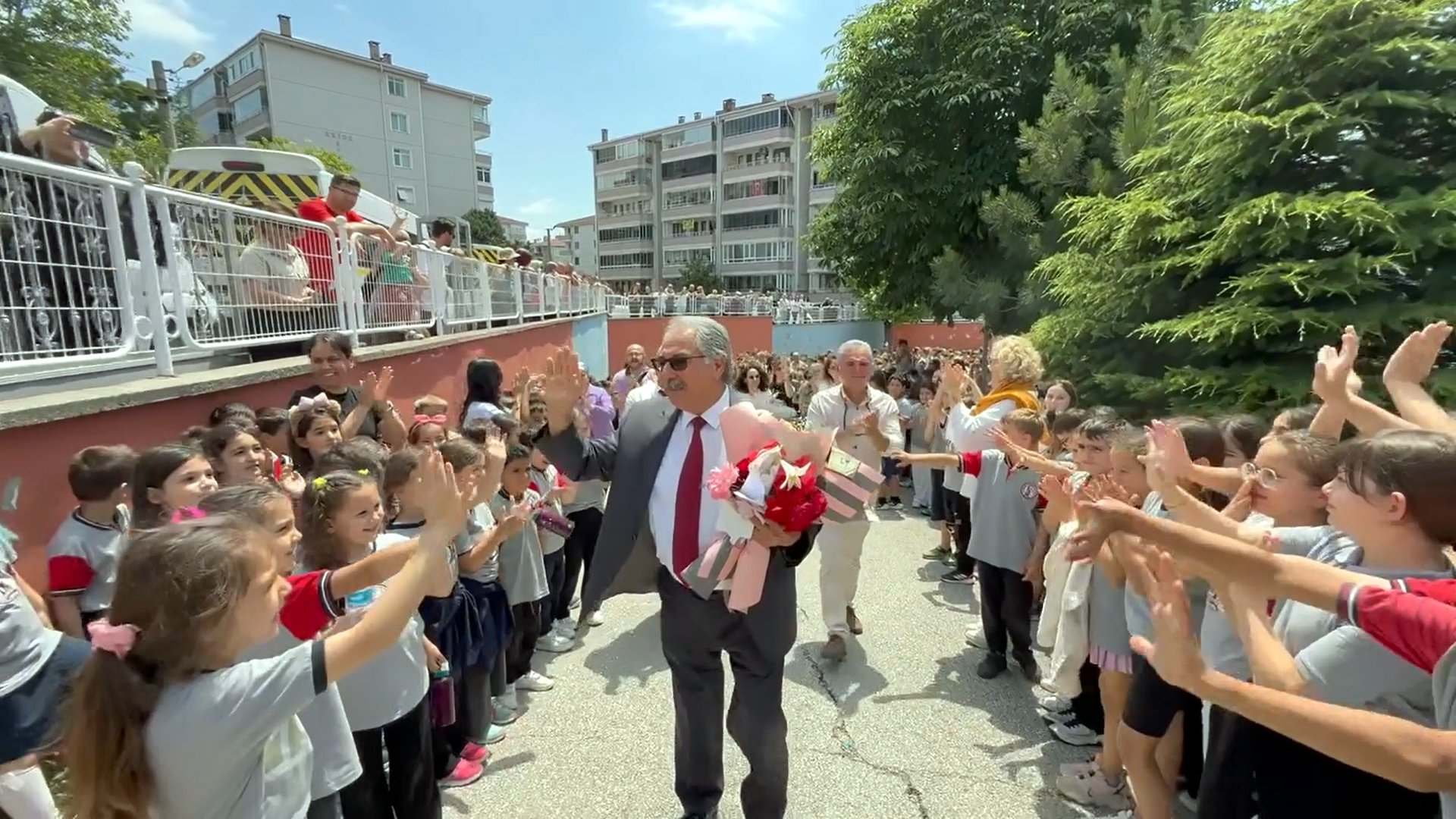 Zafer Tekçe alkışlarla uğurlanıyor