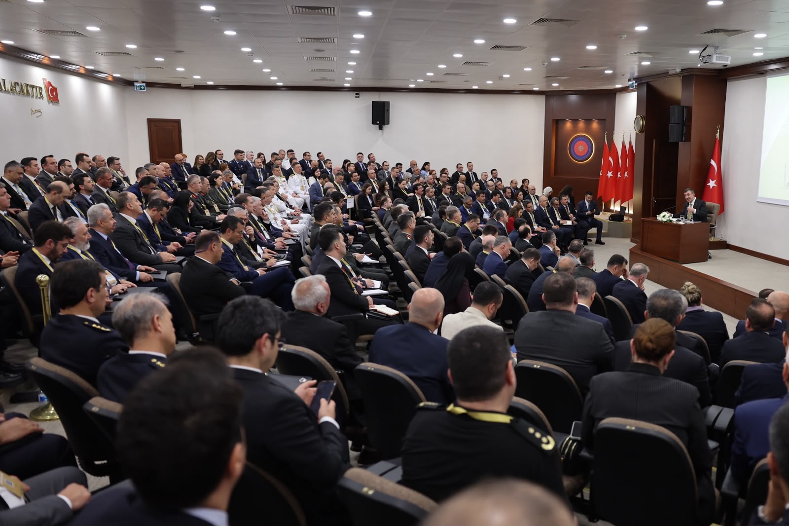 Cevdet Yılmaz sunum yapıyor