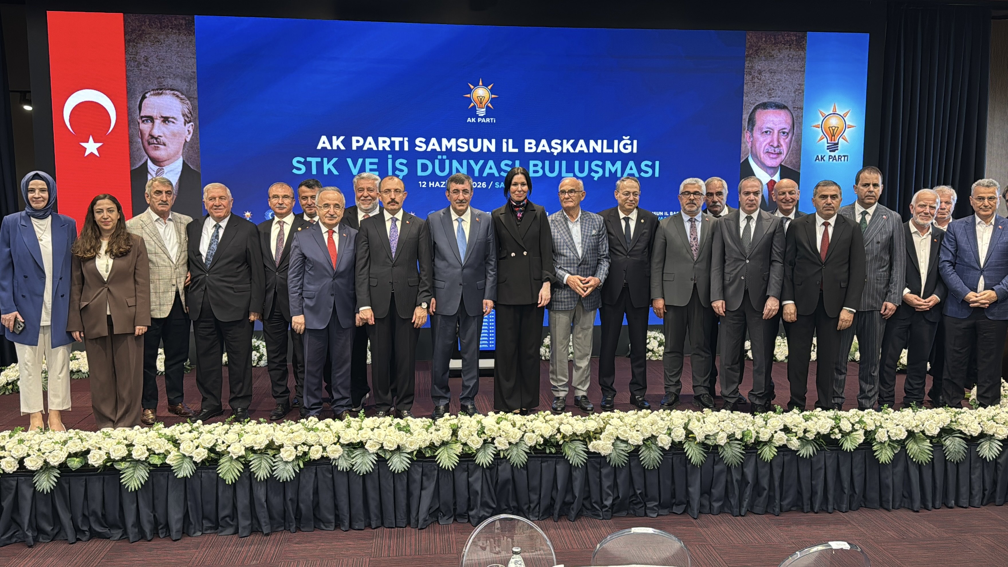 Cevdet Yılmaz dinleyicileri selamlarken