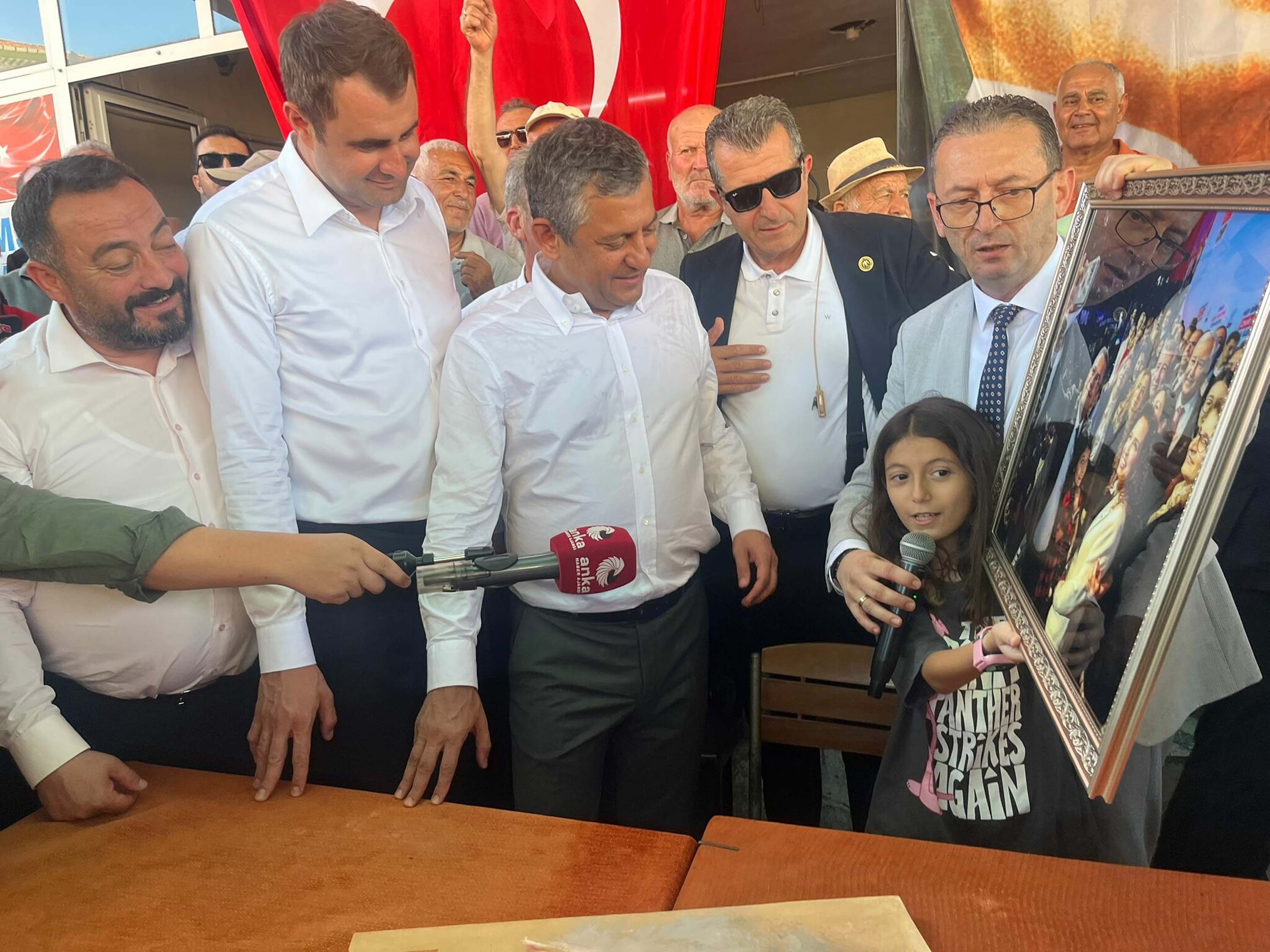 Özgür Özel Kiraz esnaf ziyareti