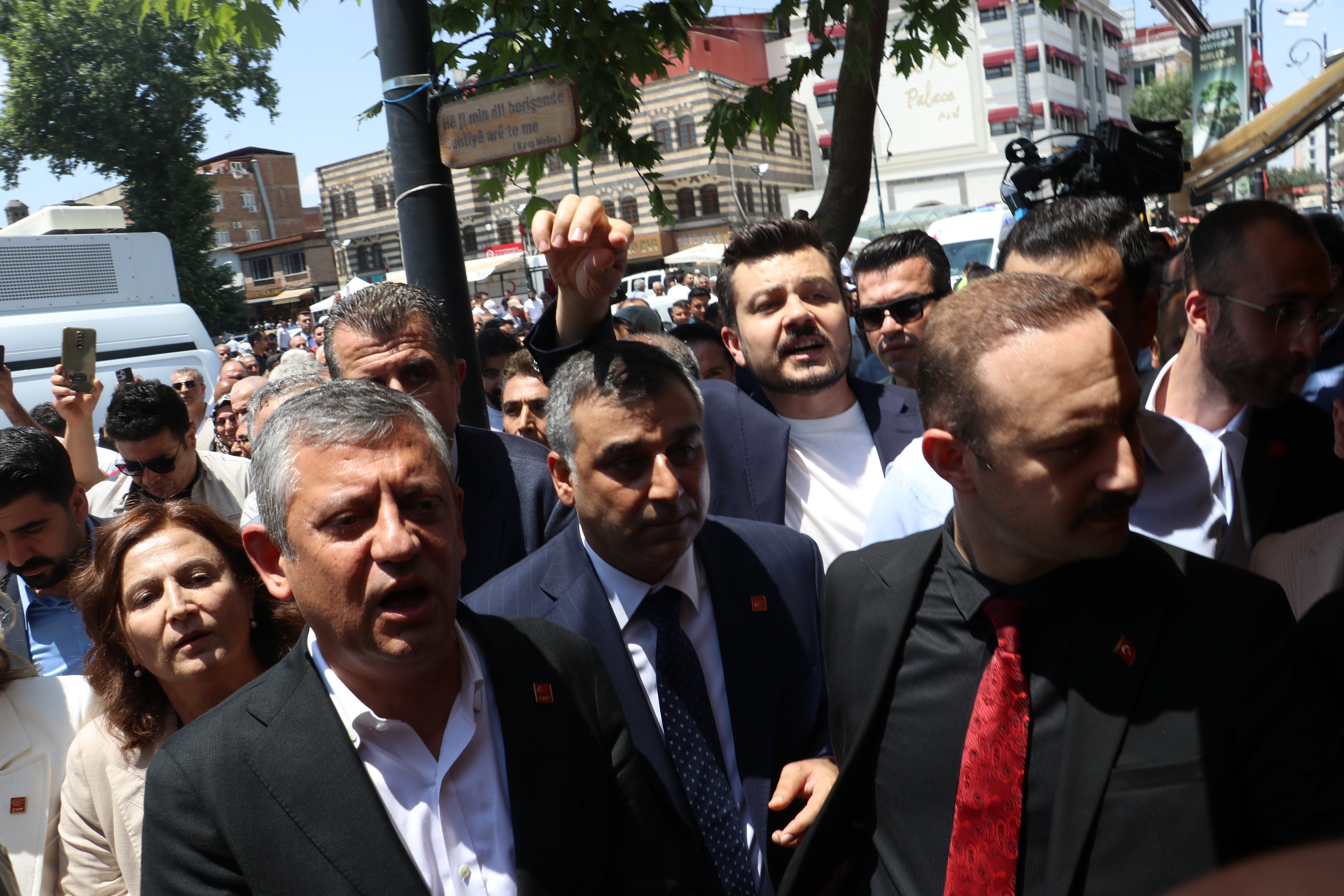 Özgür Özel Diyarbakır sokaklarında