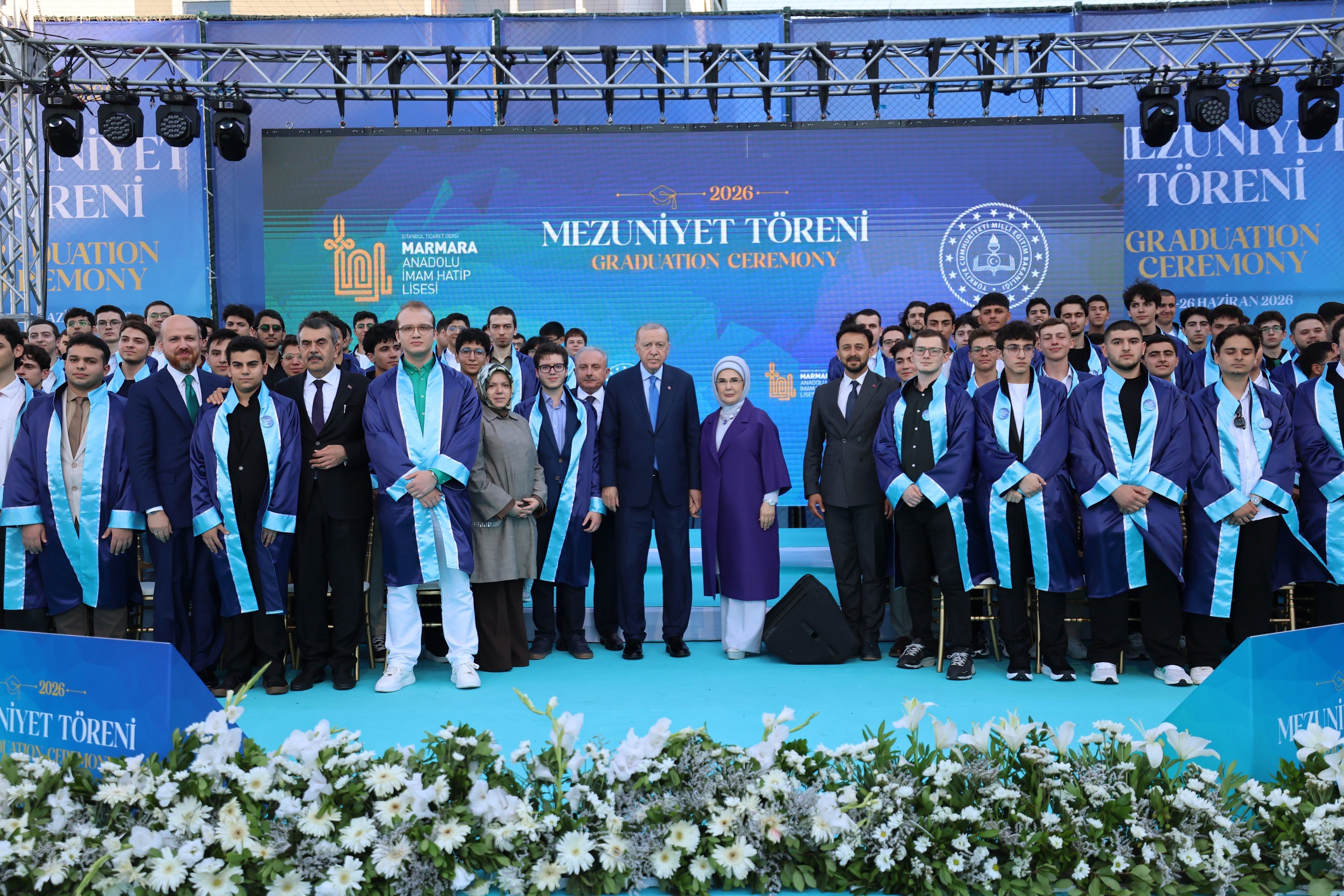 Ömer Tayyip Erdoğan mezuniyet töreninde diplomasını alırken